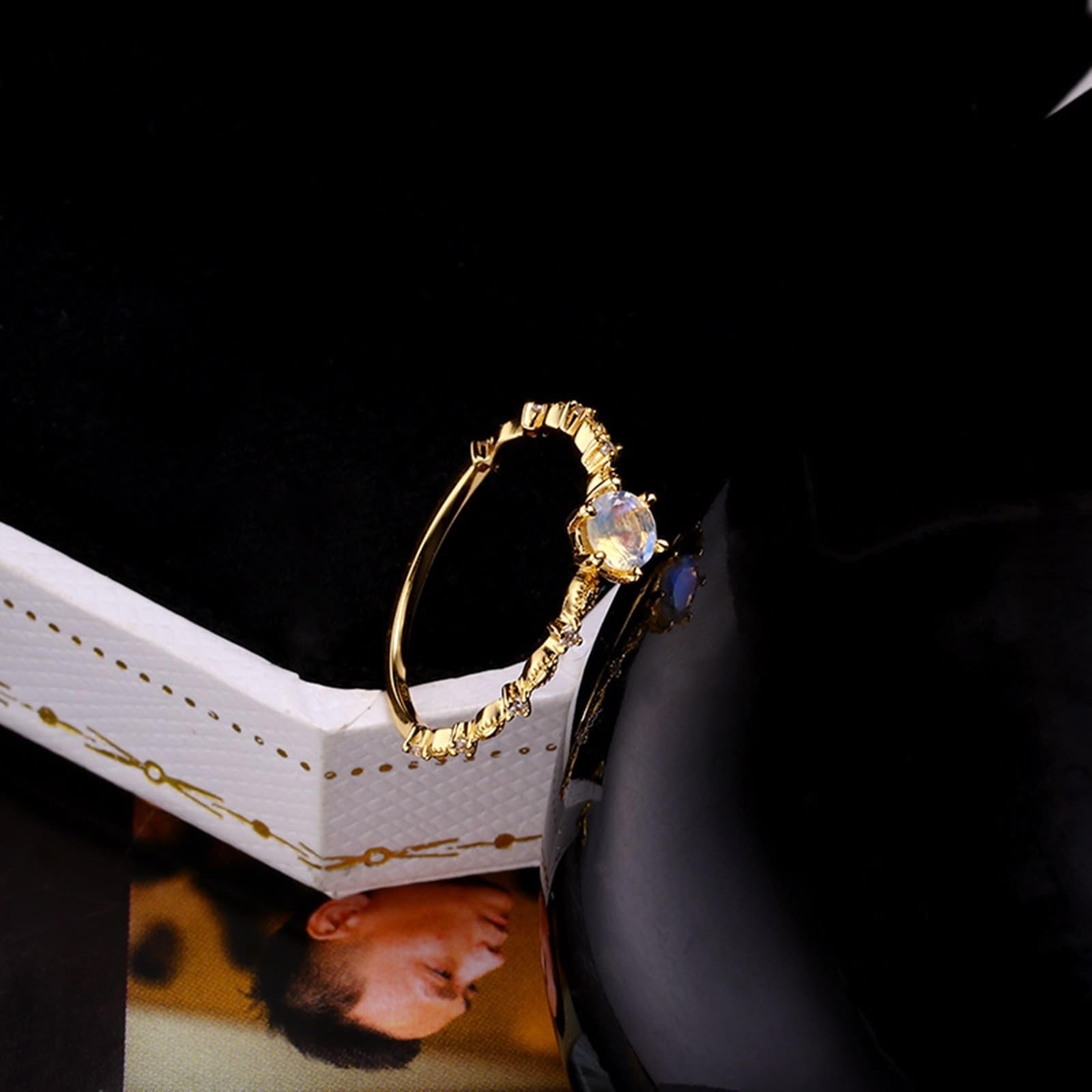 Pierścionek soliter żółte złoto Au 375/585/750 kamień księżycowy elegancki filigranowy drobny