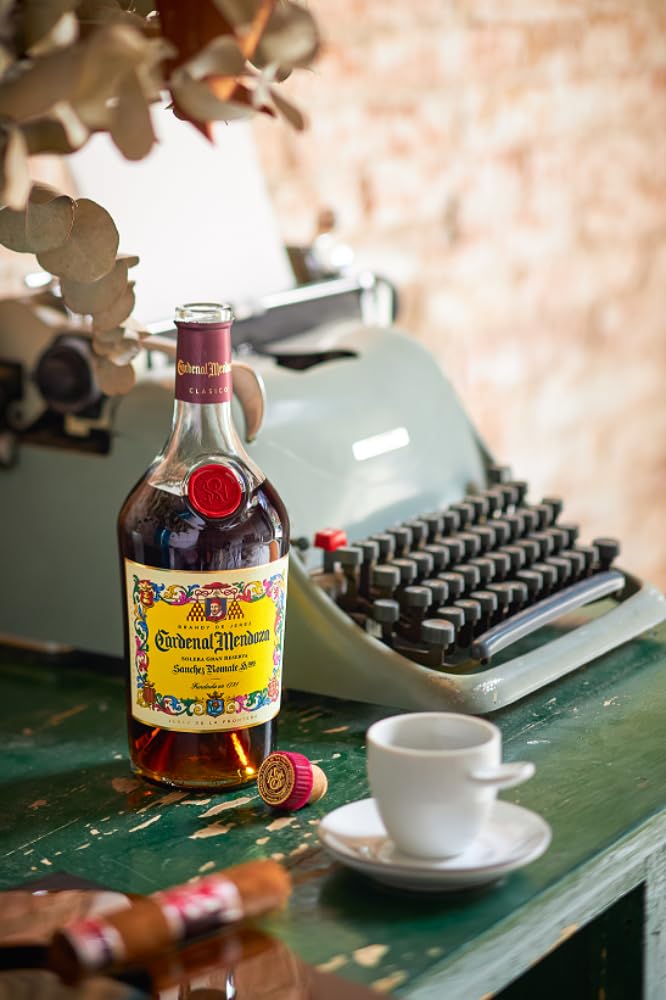 Cardenal Mendoza Clásico Solera Gran Reserva, Brandy de Jerez (1x0,7l) 40% vol - In edler Geschenkverpackung mit Brandyglas - 15 Jahre im Solera-System gereift, ausgewogener Geschmack, angenehm süß