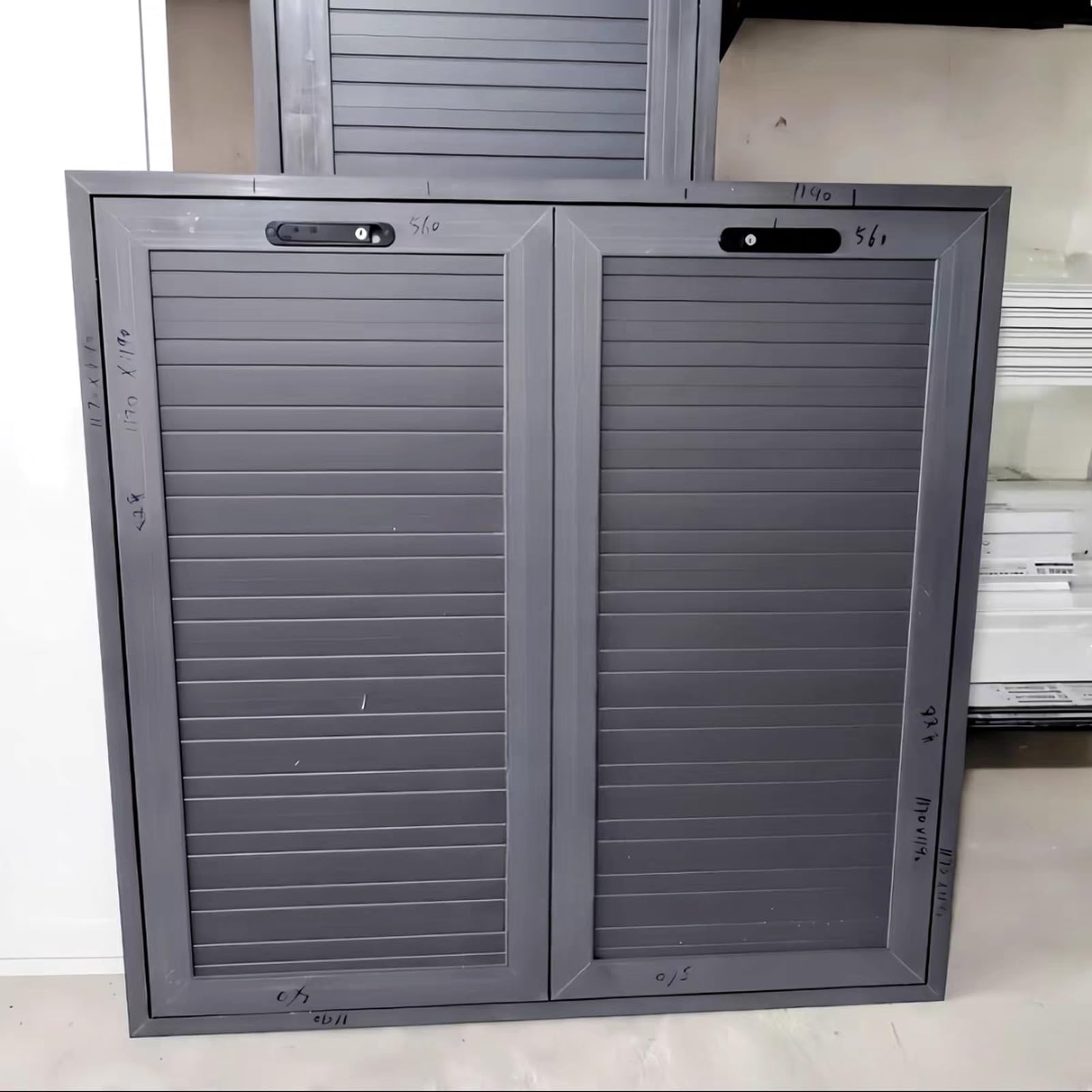 Double porte pour cuisine extérieure et barbecue encastré pour protéger vos rangements