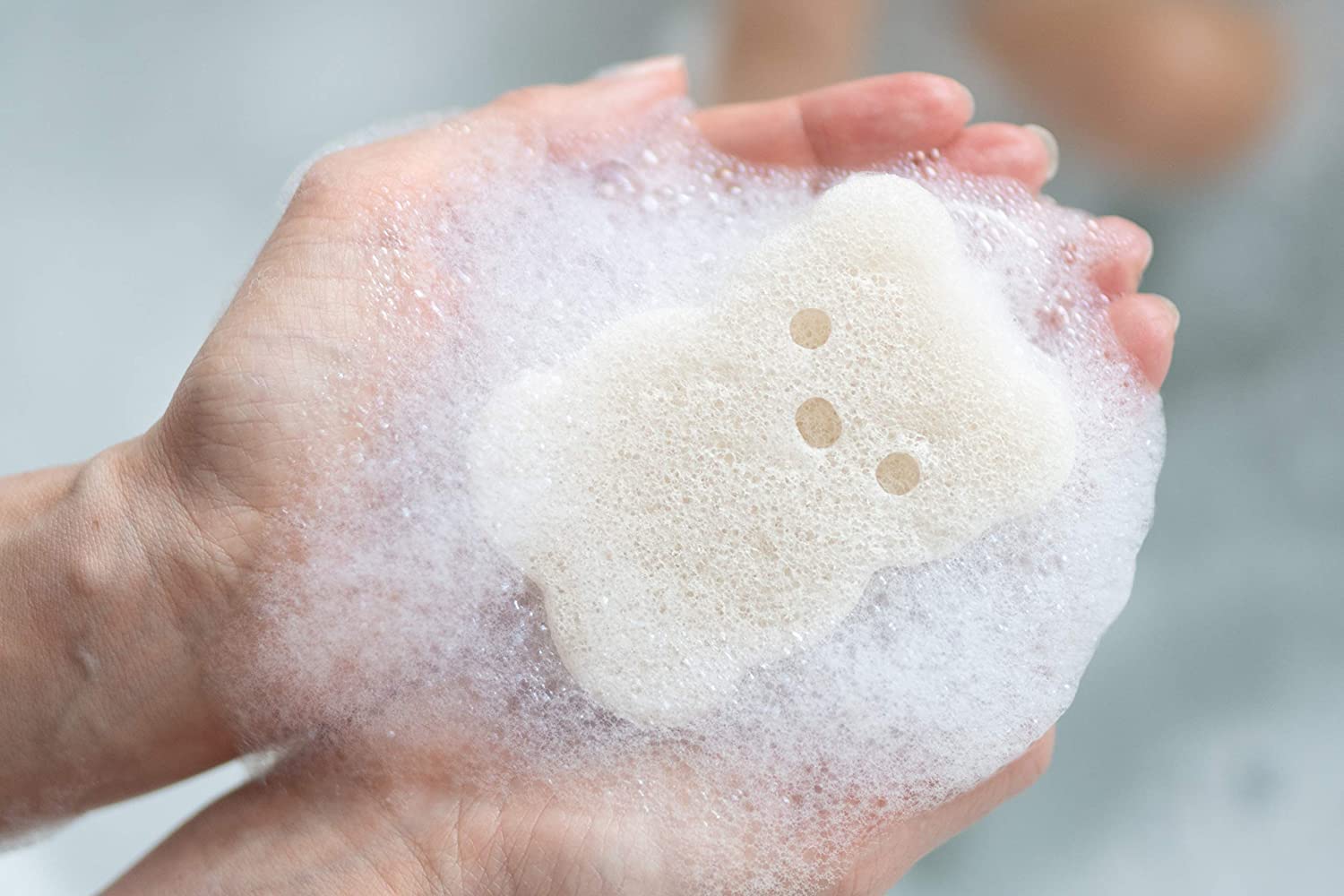Gąbka do kąpieli dla niemowląt w 100% czysta, naturalna bardzo miękka i gładka - hipoalergiczna i całkowicie wolna od zapachów, barwników, dodatków, siarczanów, parabenów, ftalanów i ropy naftowej firmy BearCo.
