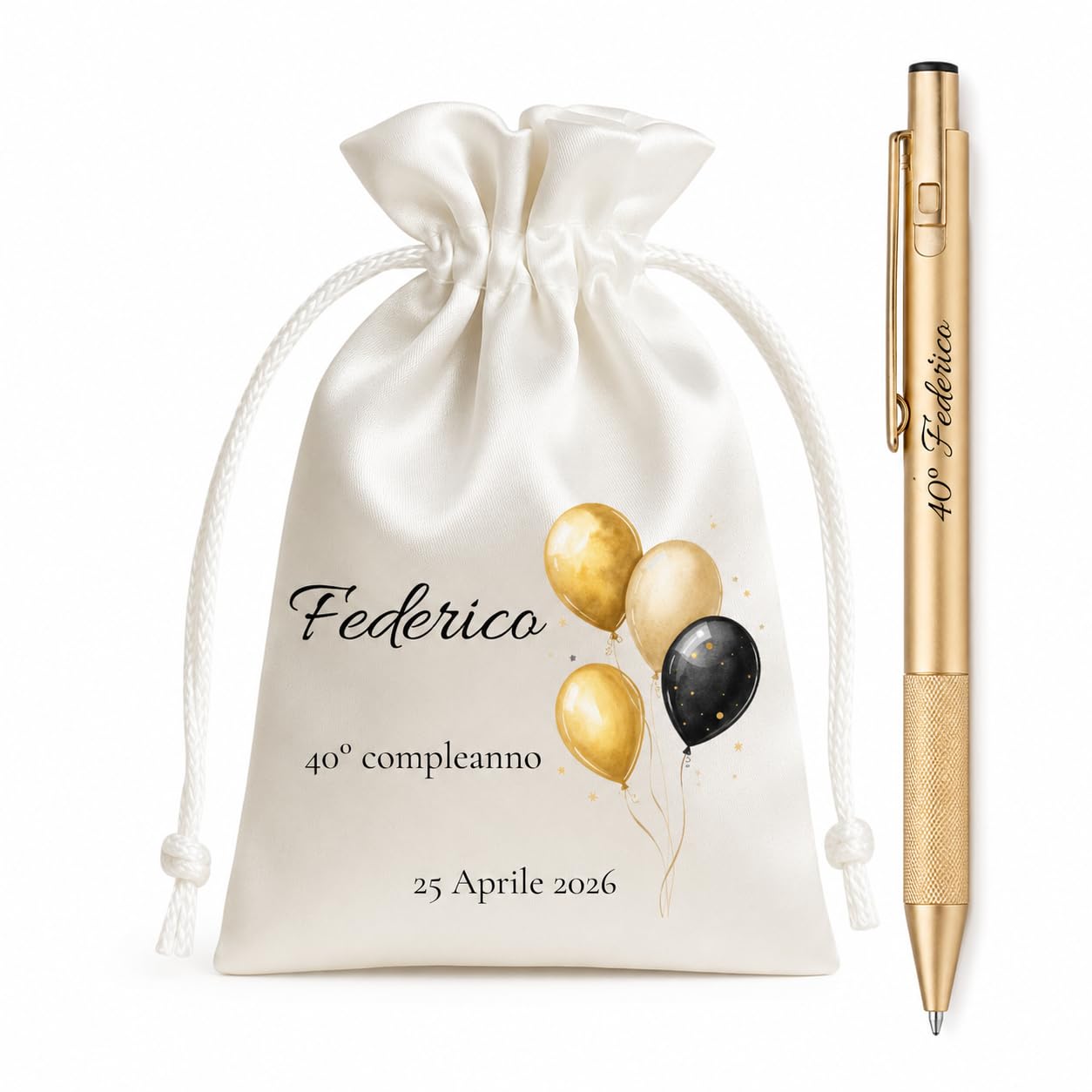 Cormar Kit 12 Sacchetti e 12 Penne Personalizzati Compleanno (STILE 1) | Venduti a Multipli di 12, Pronti da Regalare, Palloncini Oro e Nero, Sacchetto in Raso, Penna Dorata Inclusa