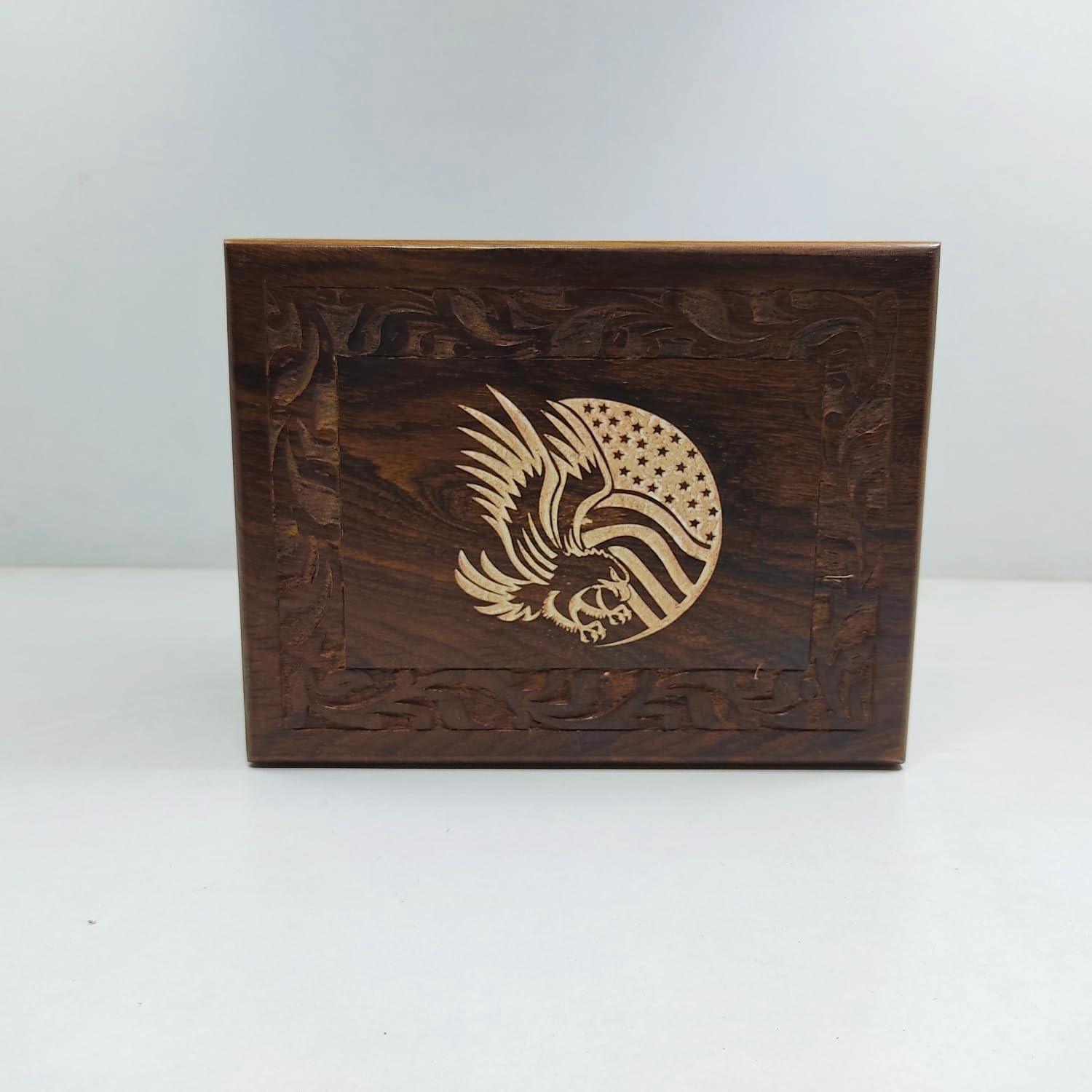 Urne funéraire en bois artisanale avec sceau des USA gravé pour un hommage digne