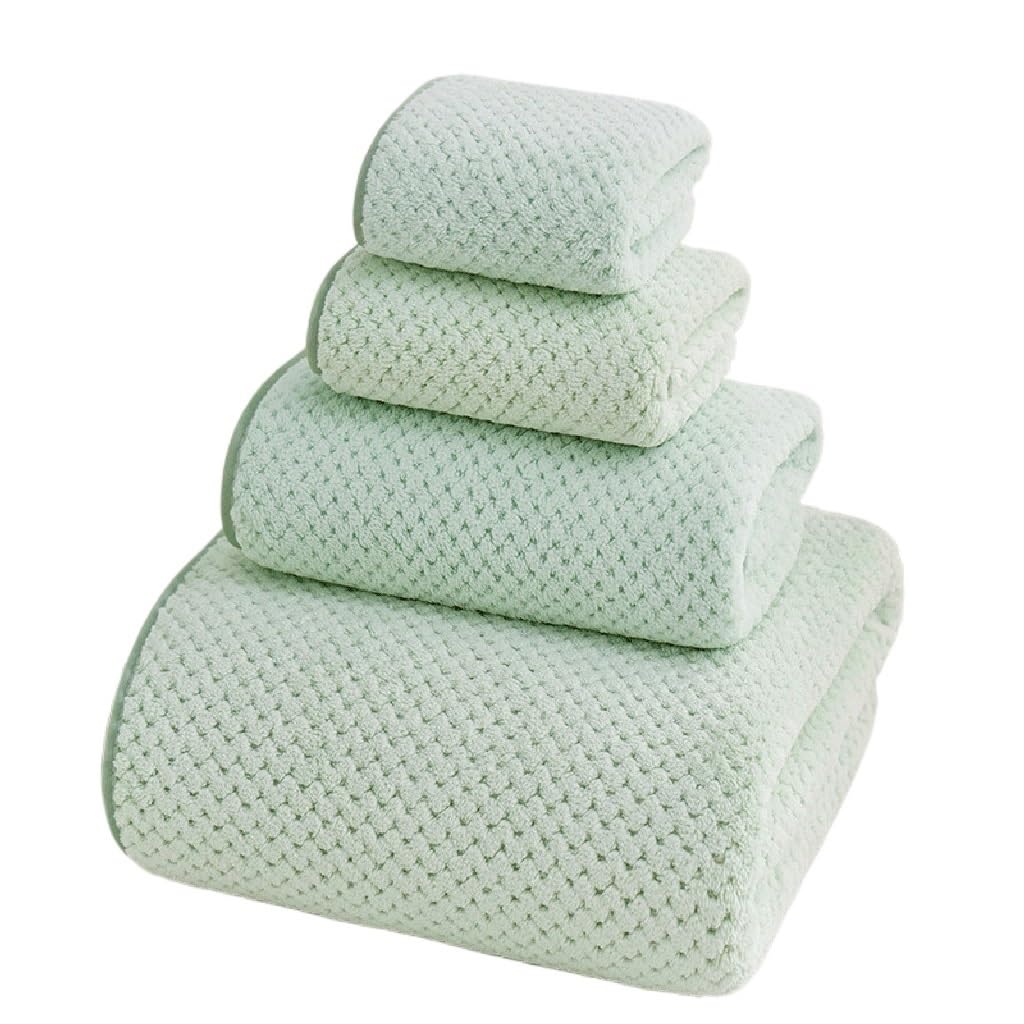 Serviette de bain suspendue en velours corail contre mains humides
