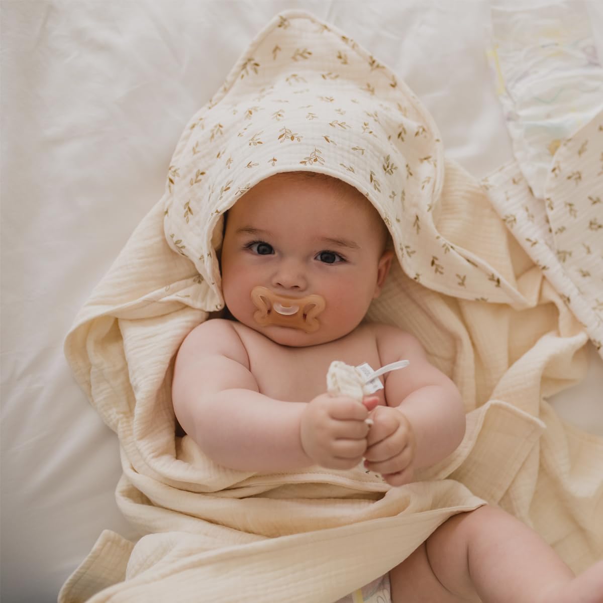 MIMUSELINA Asciugamano per Bambini - Mantella da Bagno in Mussola Doppio Strato 100% Cotone e Assorbente - Asciugatura Rapida - Extra Large (1x1m) con Collo Elastico e Cappuccio (Ecru)