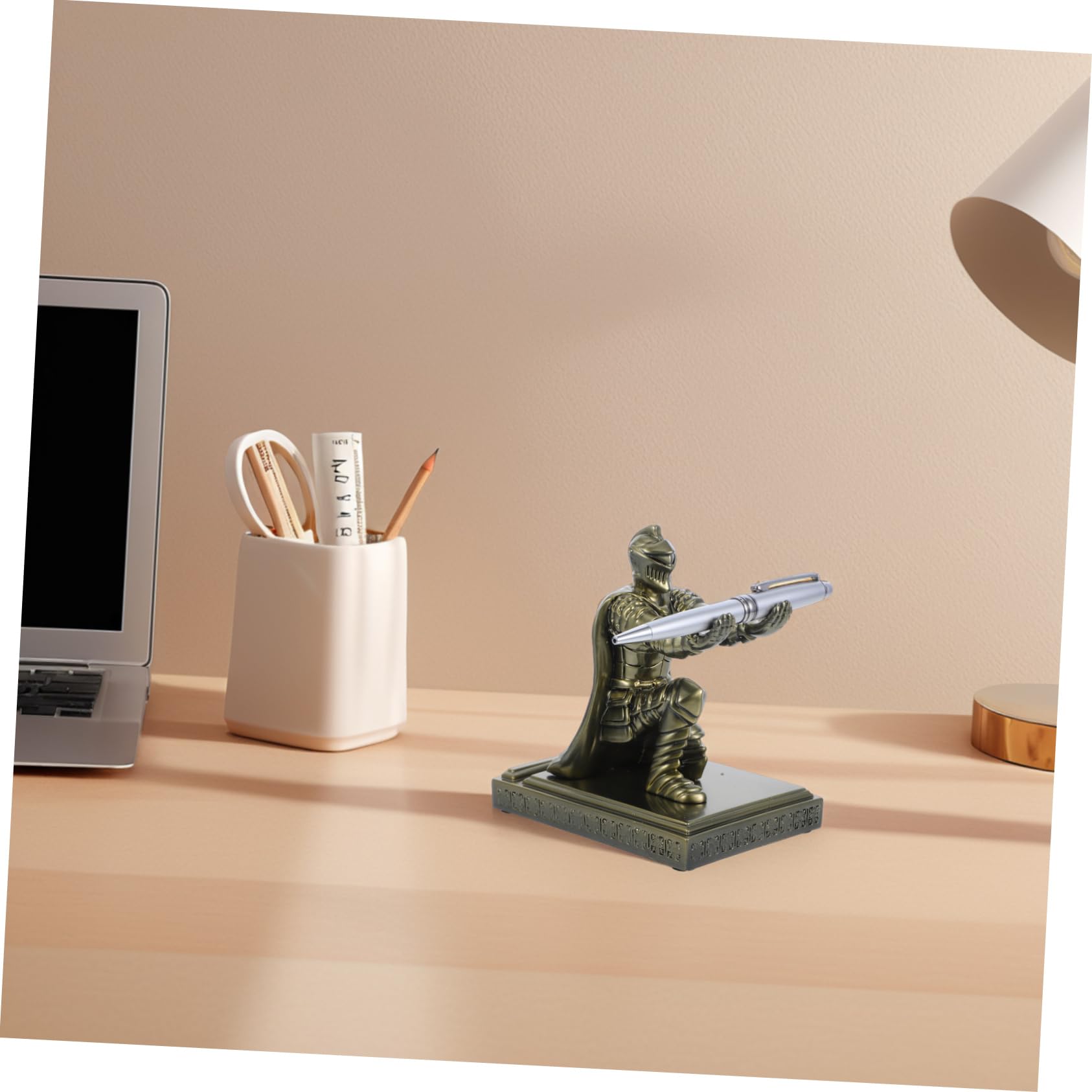 Portapenne Soldato in Resina Retrò Base Stabile, Design Unico da Cavaliere Inginocchiato per Scrivania Casa e Ufficio, Accessorio Militare Decorativo