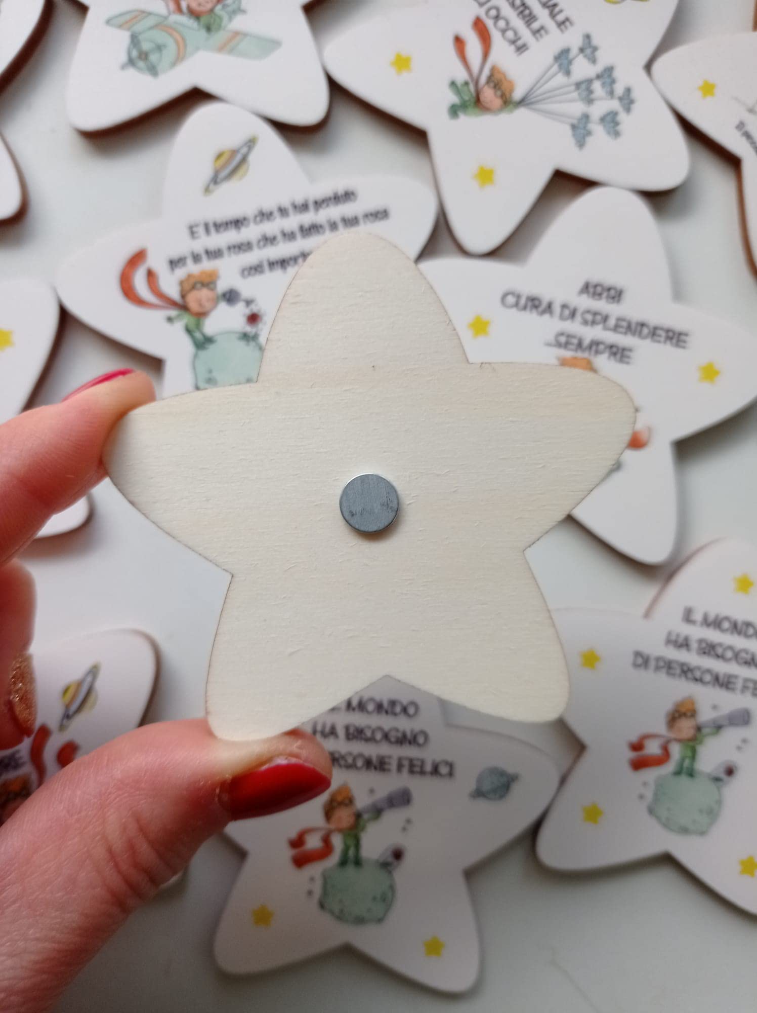 Magneti legno stellina con frasi motivazionali e disegni ispirati al Piccolo Principe – ideali per Bomboniere, sacchettini o segnaposto nascita, battesimo, comunione e cresima-KIT 8 PEZZI