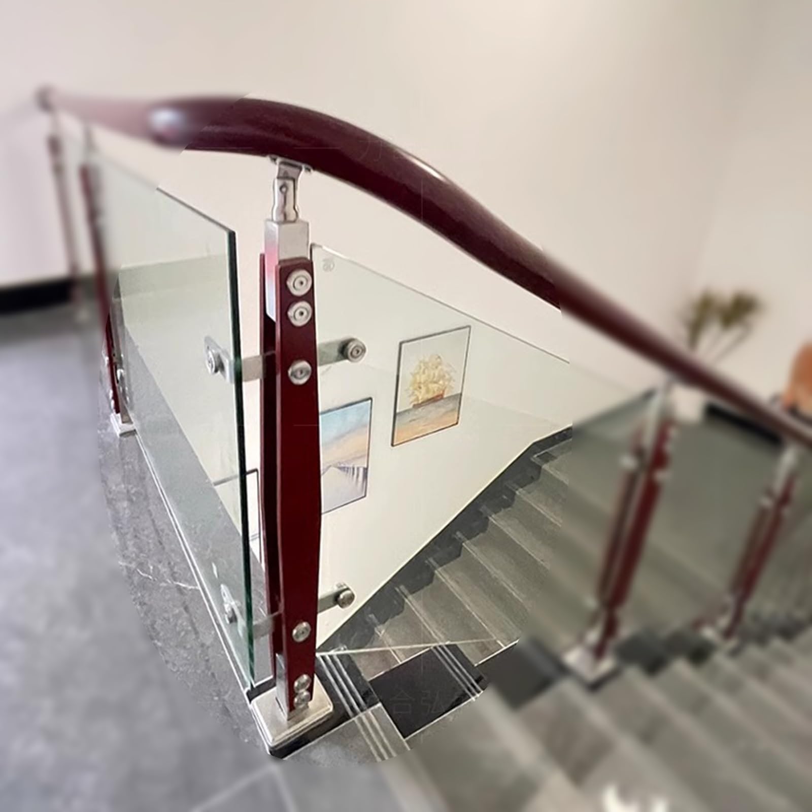 Poteaux de balustrade en verre réglables pour rénover un escalier incliné