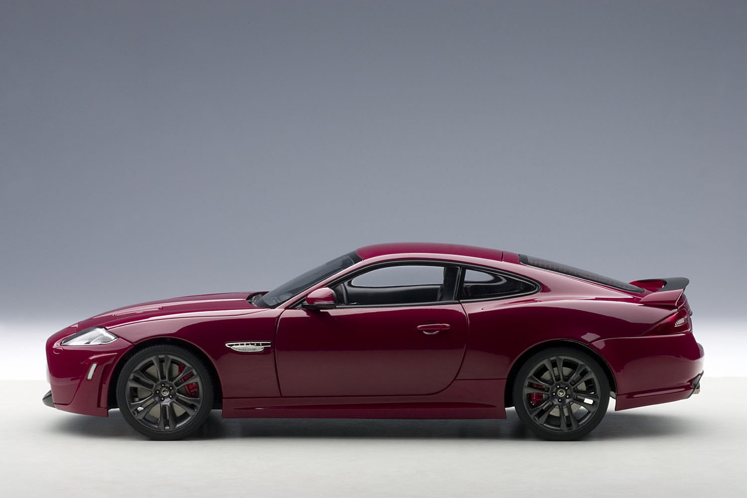 Amazon.co.jp: AUTOart オートアート・アウトレット 1/18 ジャガー XKR