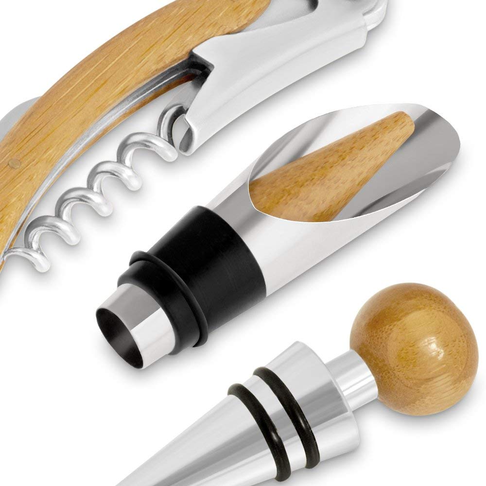 Maverton Weinbox für 0,7L Weinflasche - Wein Holzbox personalisiert + 4er Weinzubehör - Weinset Weinkiste - aus Bambus - Braun - Geschenk zur Hochzeit Paare - Glückwünsche