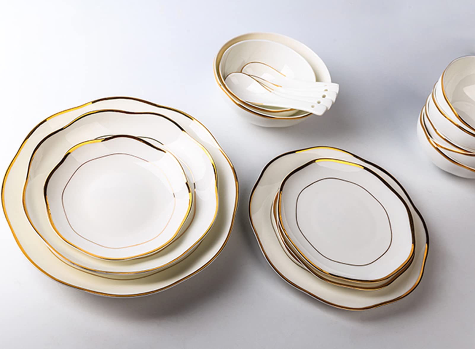 Wykwintny zestaw naczyń z porcelany kostnej dla 6 osób, kreatywny zestaw naczyń ze złotym rantem, ceramiczny zestaw naczyń dla 6 osób, biały zestaw naczyń - talerze,