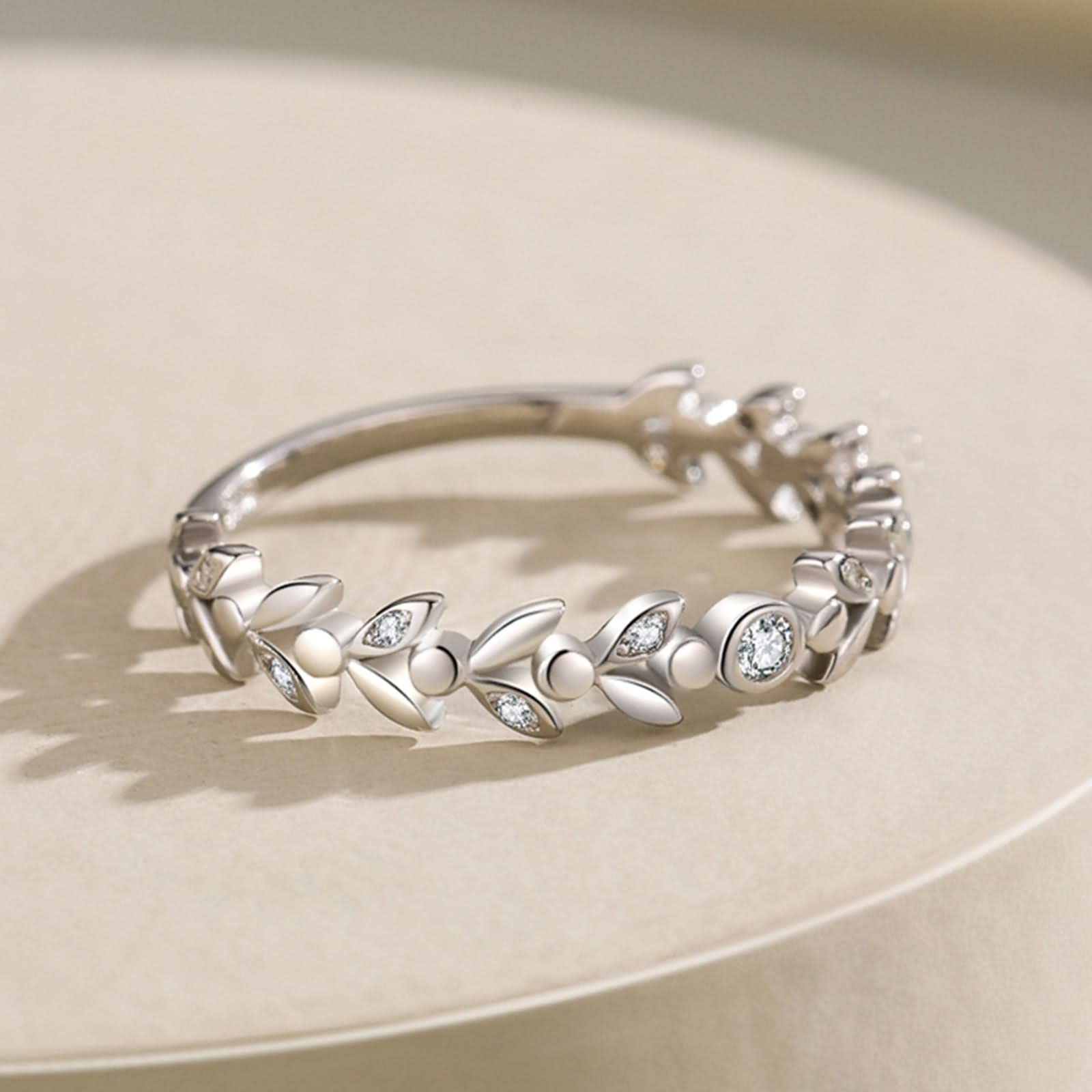 Promise Anello da donna per dito medio, semplice design floreale con moissanite circolare da 0,1 carati, oro bianco 9 K, misura 50 (15,9)