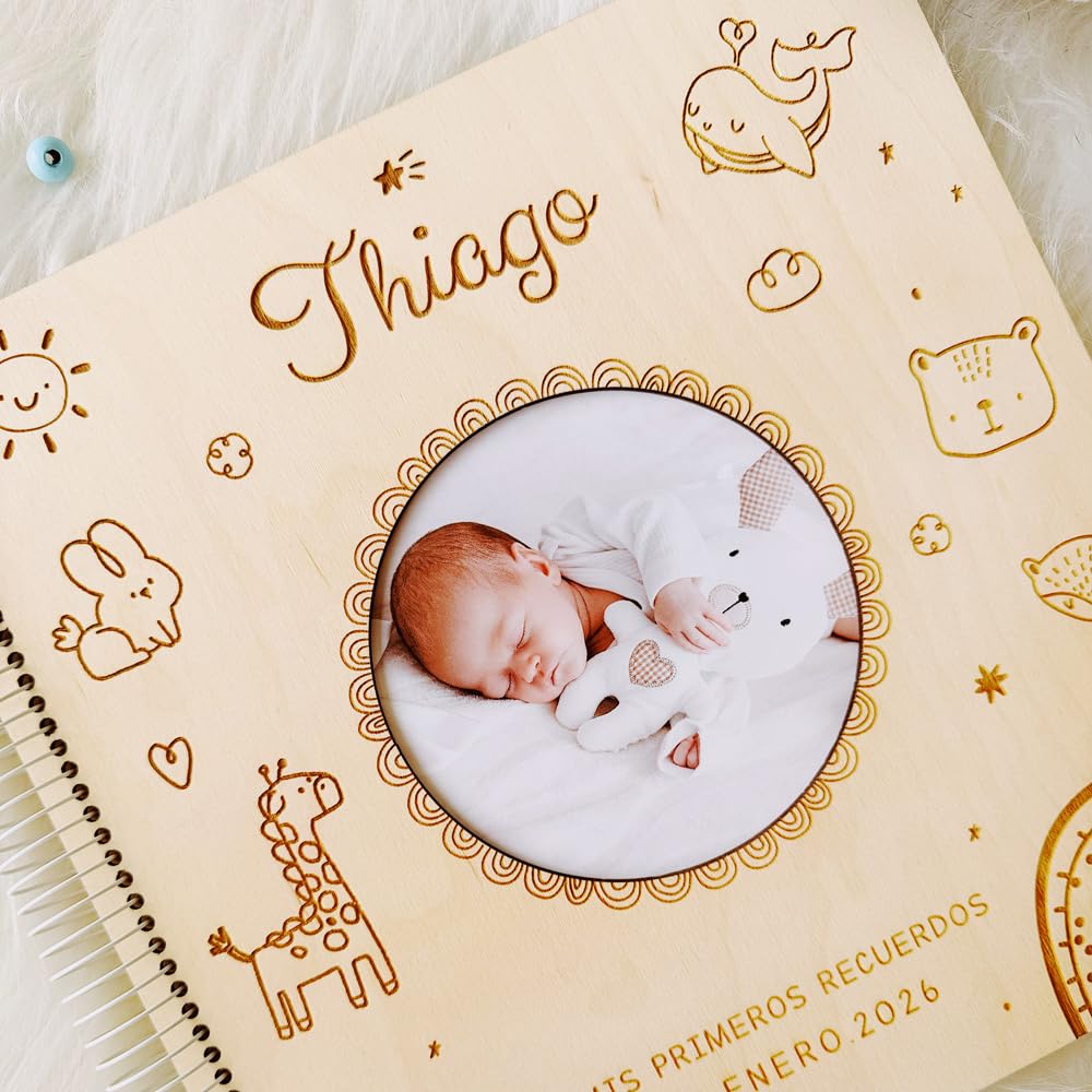 MONAMI - Libro de firmas Personalizado con Foto. Álbum Libro de firmas para Boda, comunión o Bautizo. Grabado en Madera de Abedul, 30 páginas. Realizado artesanalmente en España.