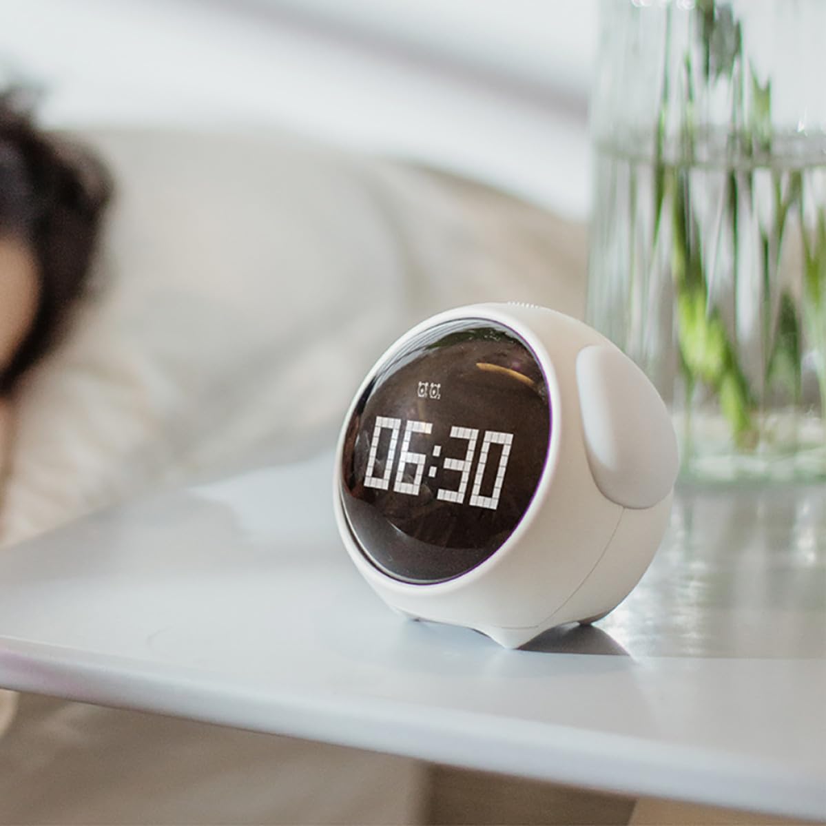 Reloj Despertador Digital Infantil Luz Nocturna Control por Voz y 5 Alarmas Grupo, Diseño LED de Expresiones, Material Abs y Silicona, Batería 1500mah