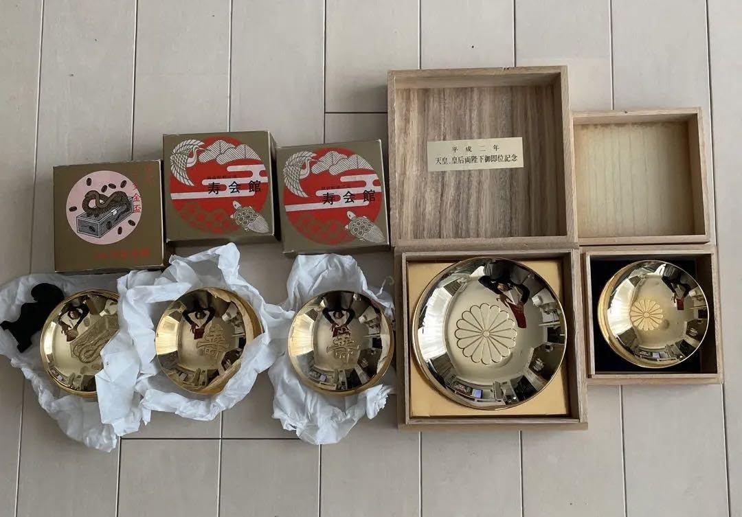 Amazon.co.jp: 天皇陛下喜寿奉祝記念金杯 菊の紋 24KGP その他4点 箱