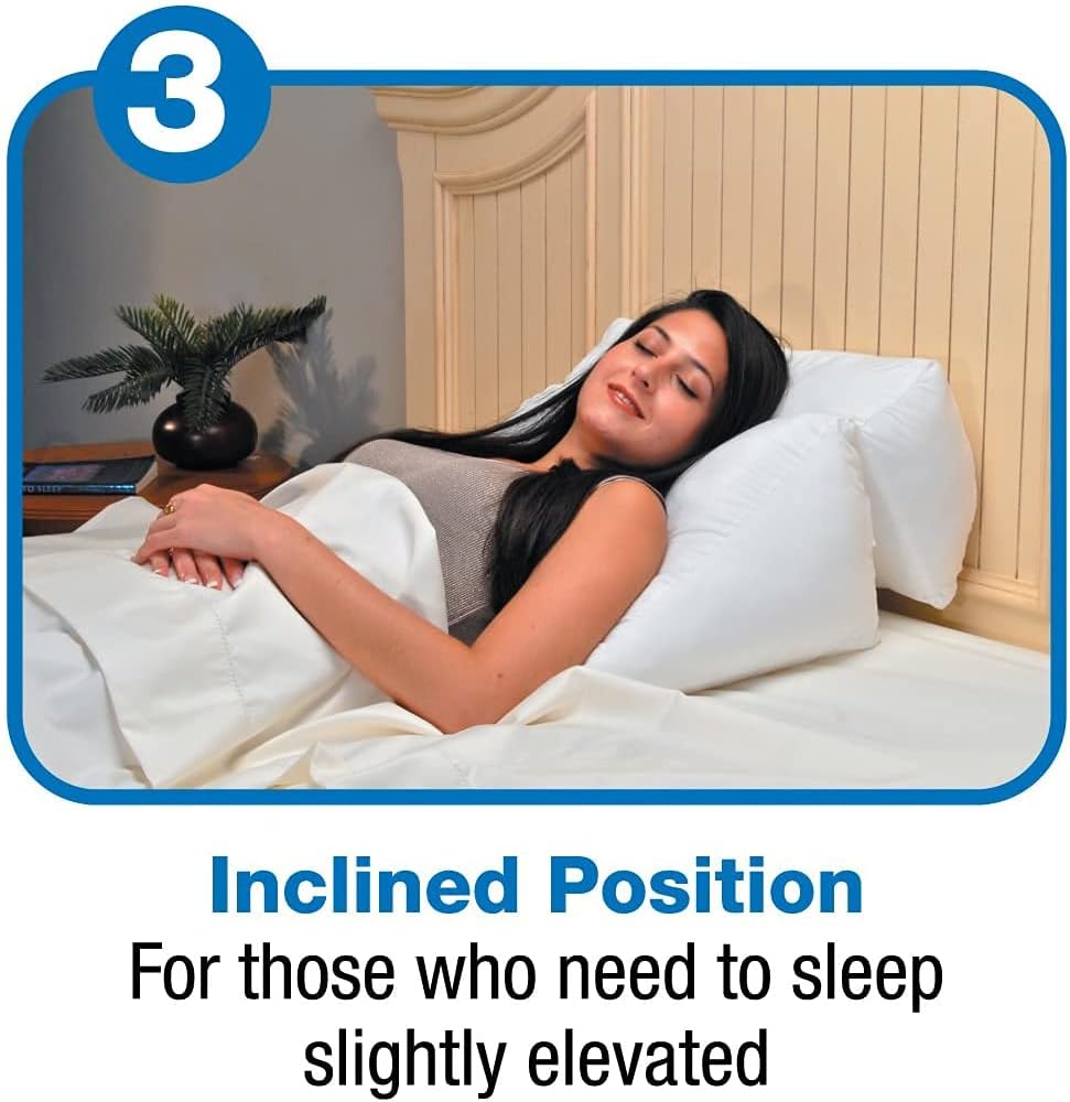 Kvinde sovende i en skrå stilling i sengen, støttet af Flip-puden.