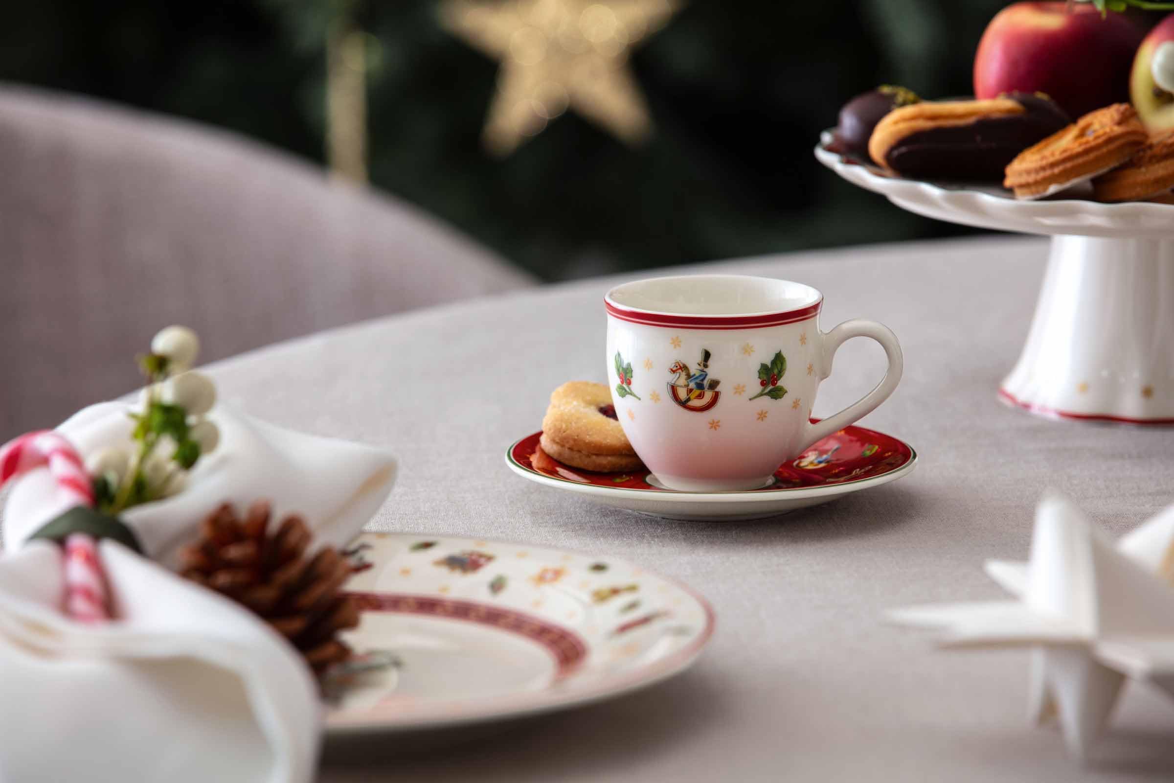 Villeroy & Boch Toy's Delight Mokka-/Espressotasse mit Untertasse, 70 ml, Weihnachtliches Espressogeschirr Hartporzellan, Weiß/Rot, Rund