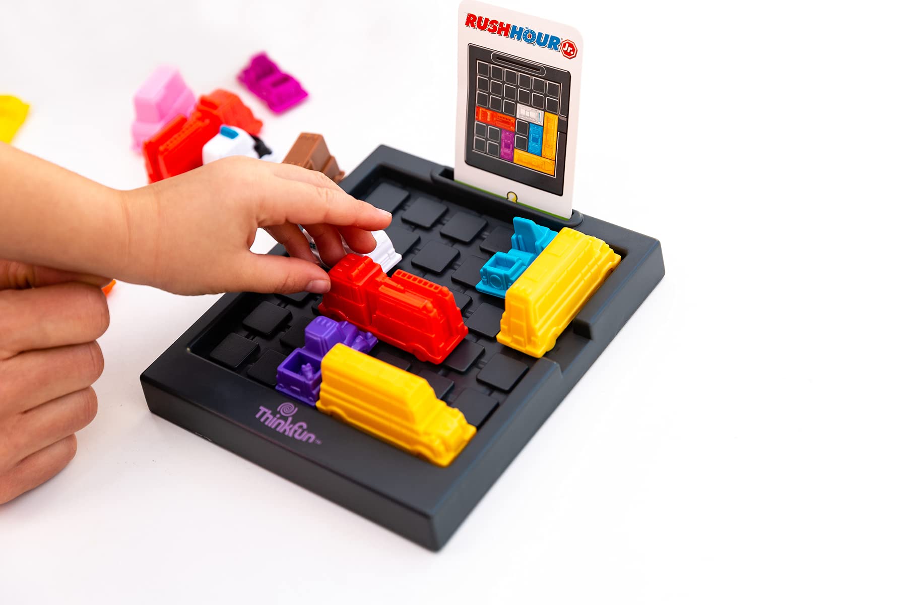 ThinkFun 76442 - Rush Hour Junior - Das bekannte Logikspiel für jüngere Kinder ab 5 Jahren. Das Stauspiel für Jungen und Mädchen.