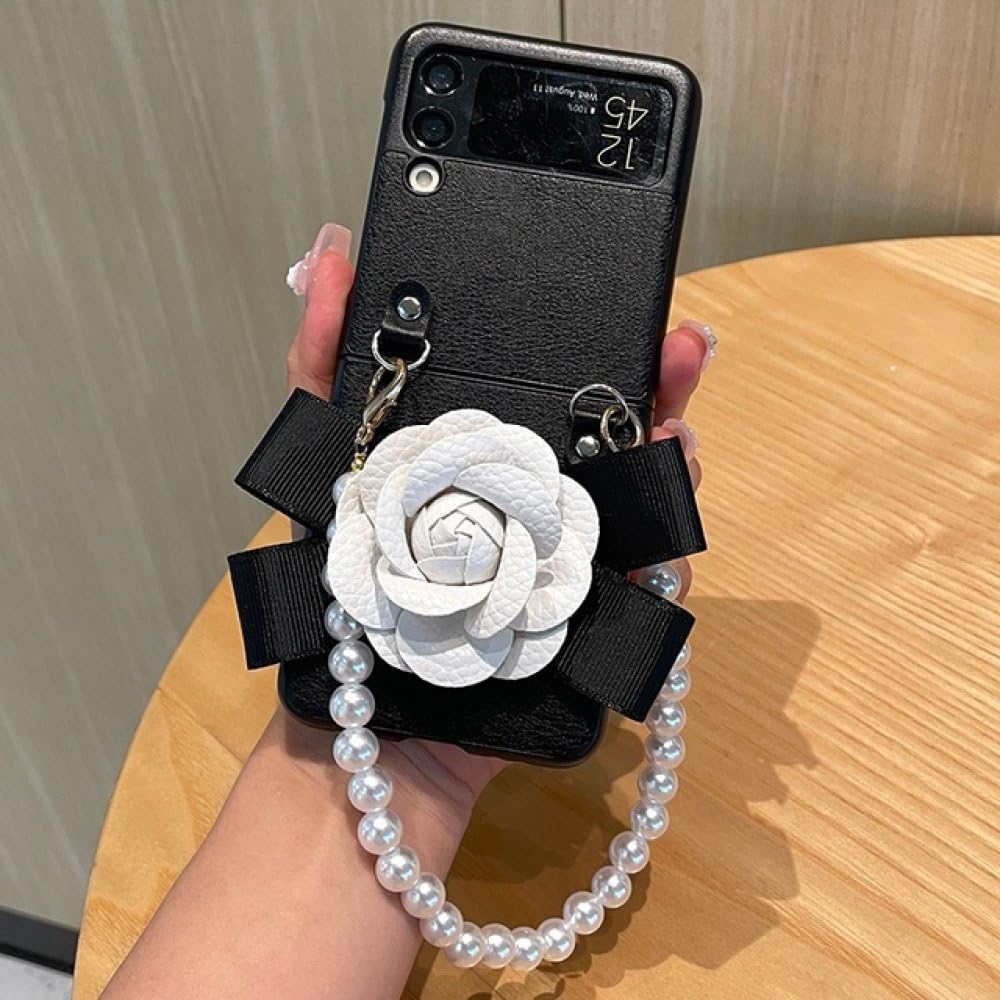 Coque Samsung Z Flip 4 fleur 3D et dragonne perle pour vos soirées chic