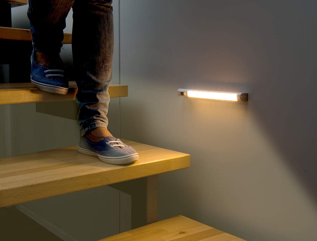 Lunartec LED Lichtleiste Batterie: 4er-Set Schwenkbare Lichtleisten, PIR-Sensor, 9 SMD-LEDs, warmweiß (Lichtleiste batteriebetrieben, Küche Batterie, Band)