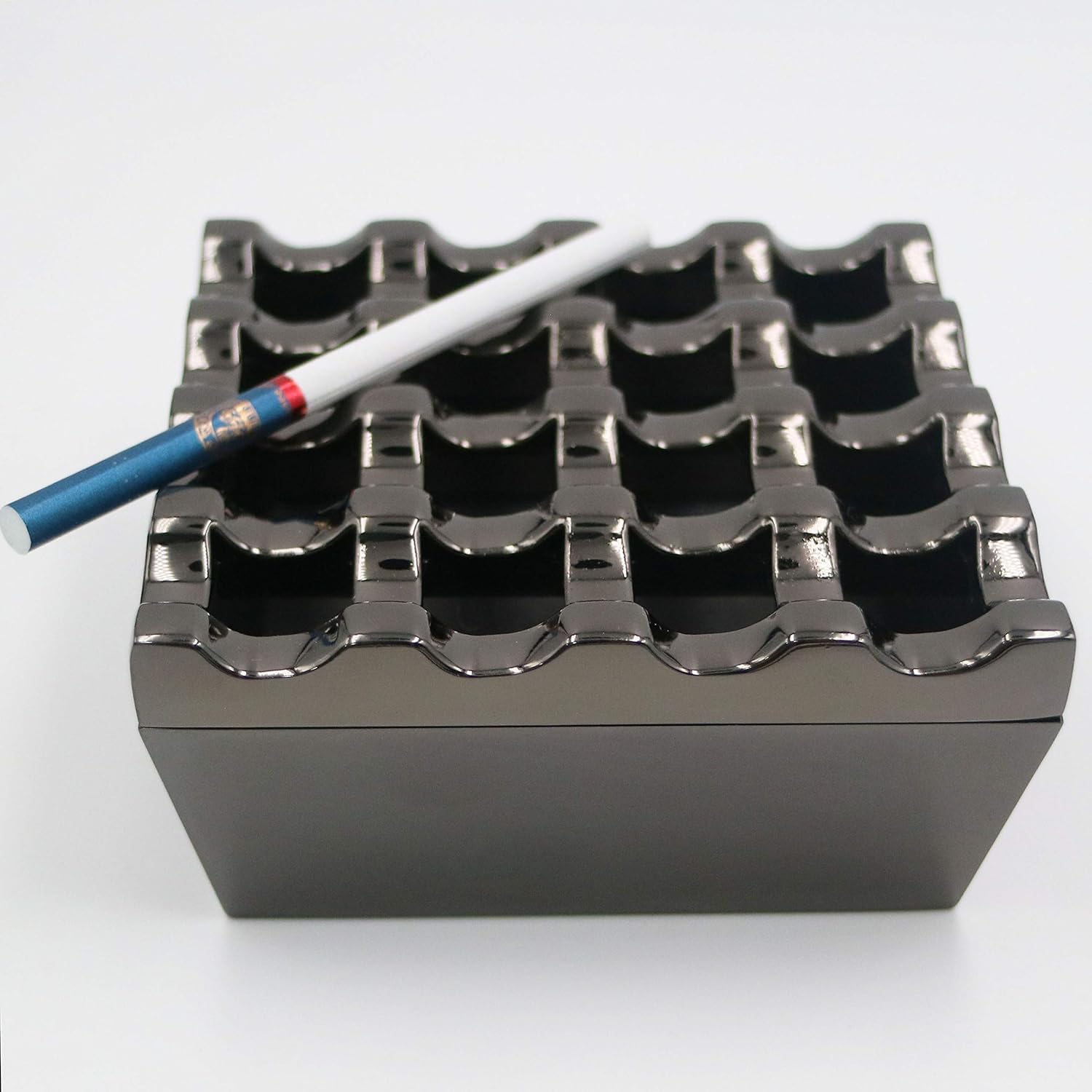 Aschenbecher aus Metall, 16 Löcher, für Zigaretten und Zigarren, winddichter Aschenbecher für Zuhause, Hotel, Garten und Schreibtisch, 1 Stück (Metall schwarz)