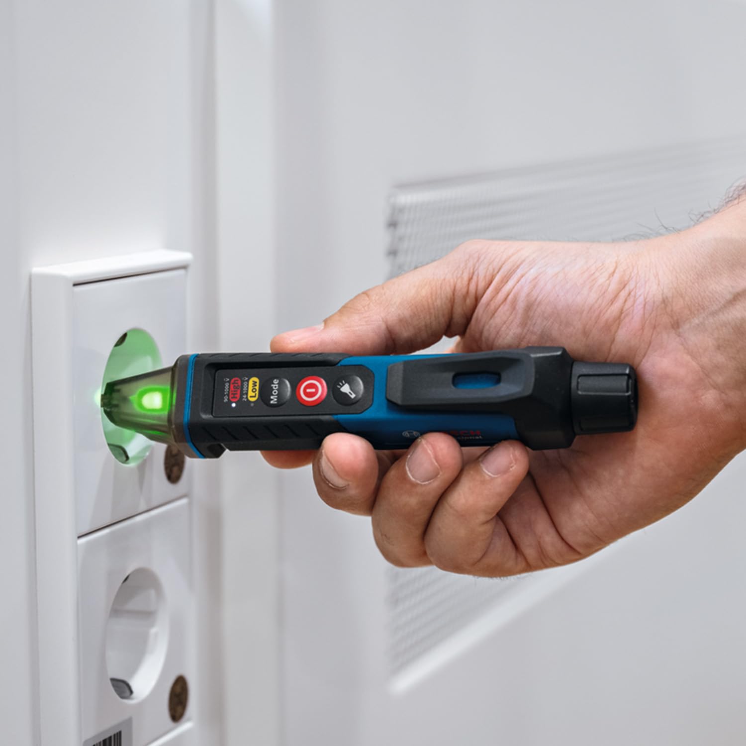 Bosch Professional Detector de Voltaje GVD 1000-17 (detección de tensión sin contacto, IP67, doble rango 24-1000V AC, linterna integrada, clip para cinturón, CAT IV 1000V probado)