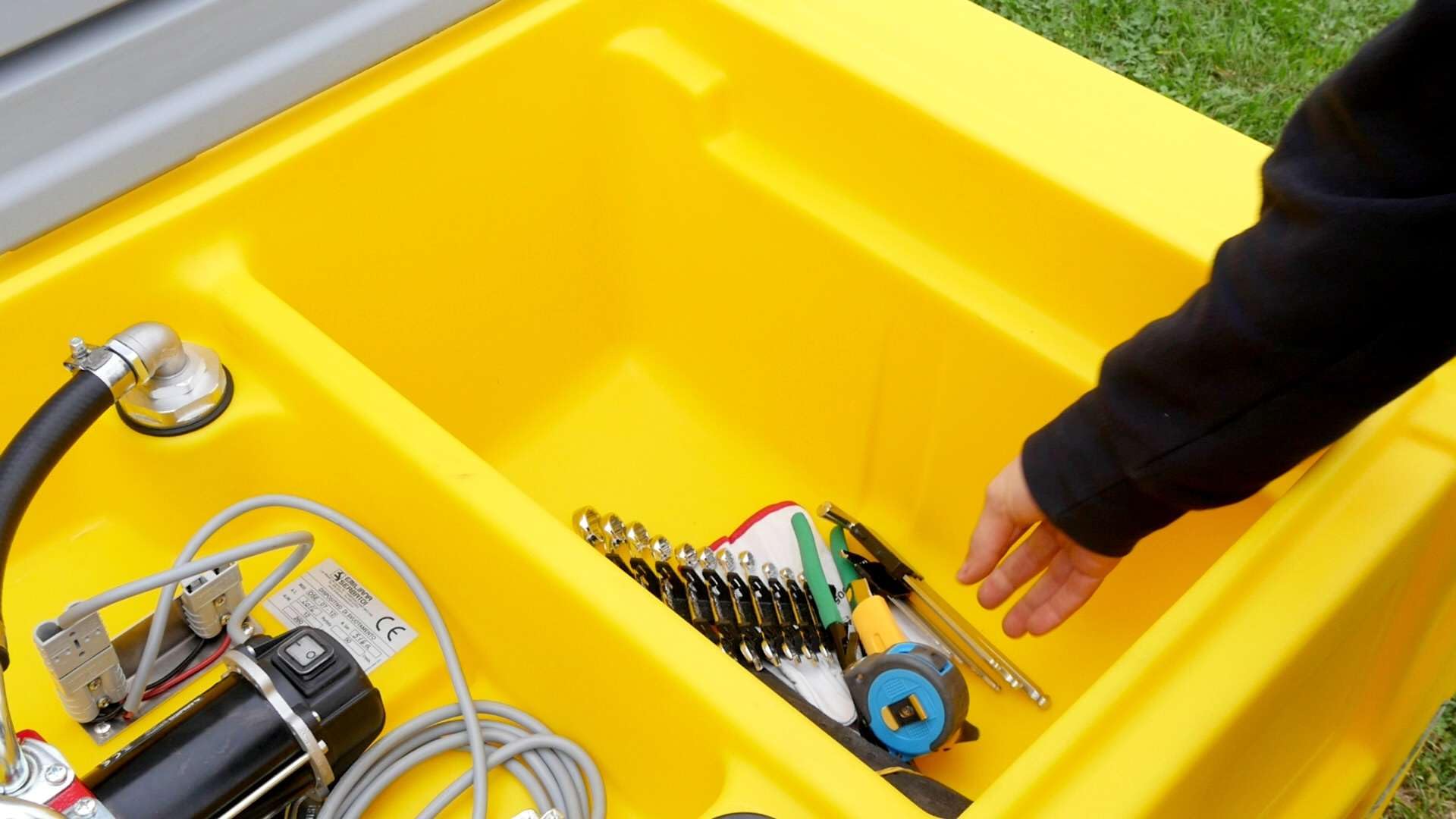 TFF Deposito Gasoil Portátil, 440 Litros con Bomba Gasoil 12V DC capacidad 40 l/min. Depósito Gasoil para PickUp con cable de alimentación, manguera flexible de 4 m y Pistola Gasoil Automatica