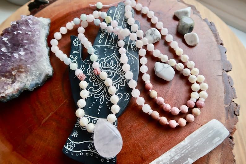 Rosenquarz, Trochidae-Muschel, Rhodonit, Morganit und Perlmutt, Mala-Perlen, 108 Mala-Halskette, geknotete Mala, WWG-Halskette, Yoga-Schmuck, Meditationsperlen, spiritueller Schmuck, Boho-Schmuck, 86