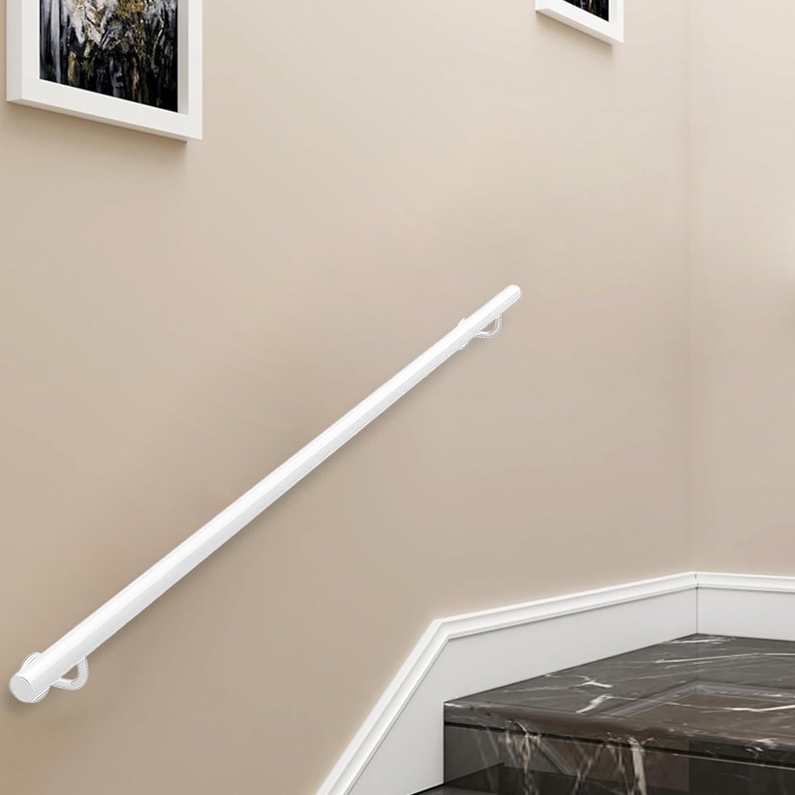 Main courante d'escalier moderne en fer forgé, rampe murale au design épuré et robuste