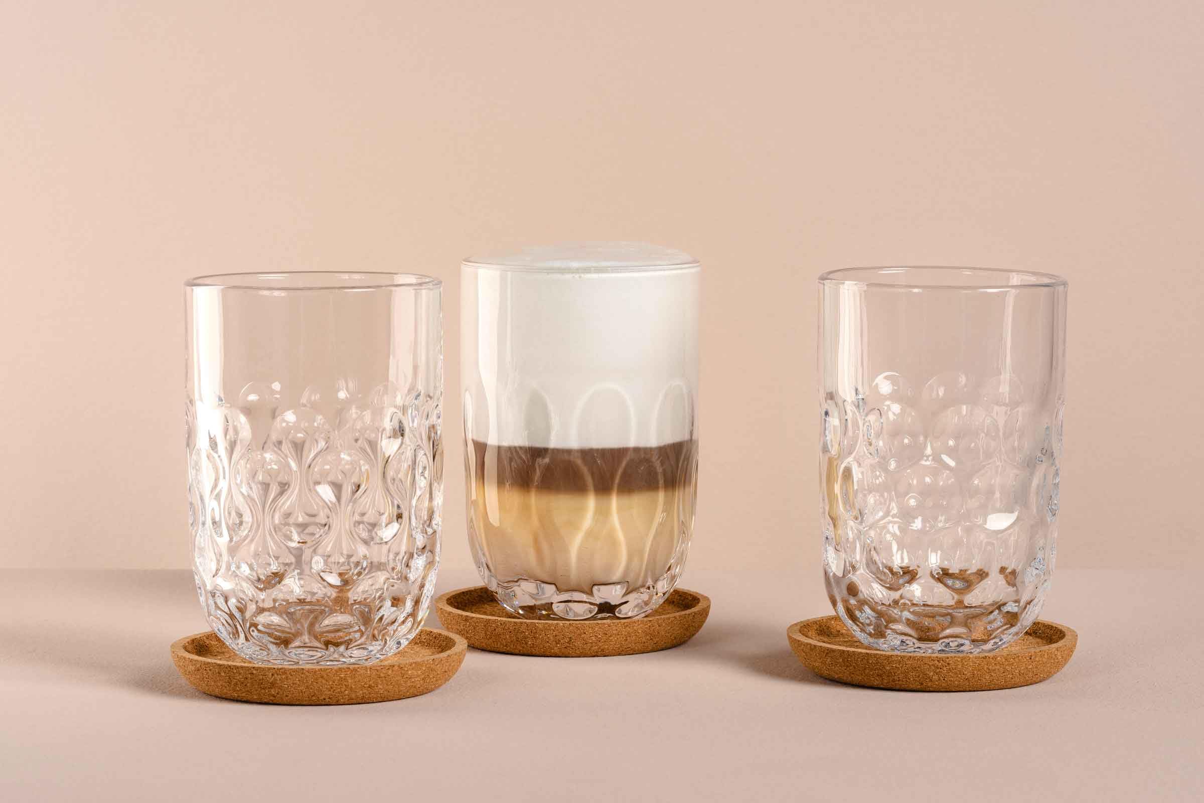 LEONARDO HOME GOCCE Latte Macchiato-Set 12-teilig, 220 ml, 6 Korkuntersetzer & 6 Latte Macchiato-Gläser für Siebträger, Spülmaschinengeeignet, Mit Tropfenstruktur, Transparent