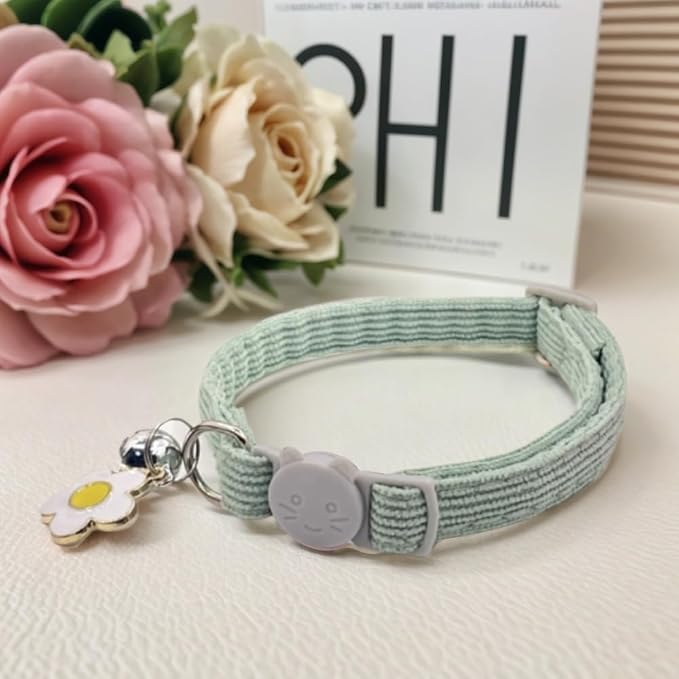 Collar de gato ajustable de pana con campana y colgante de flor miniatura 3