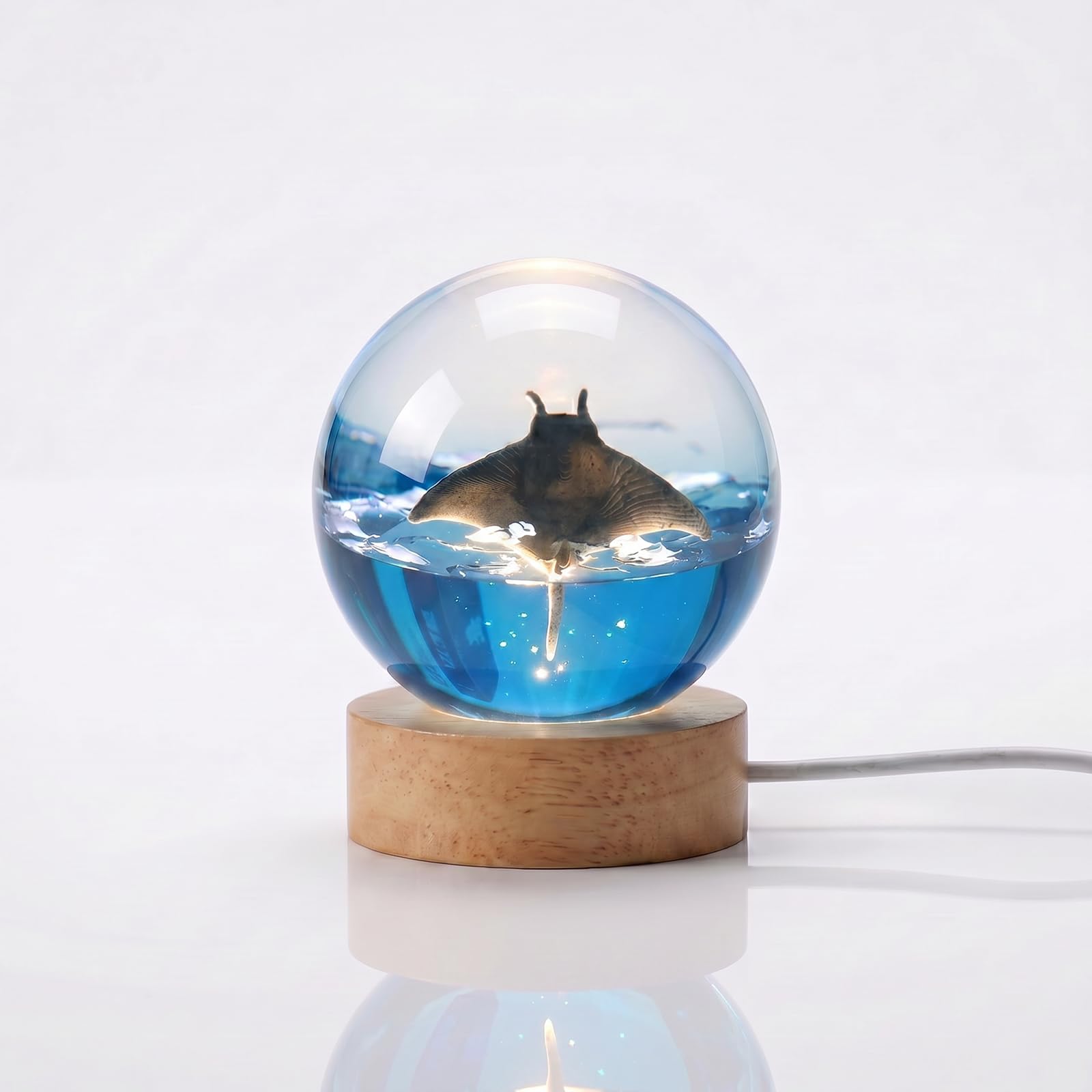 VISIOLEX Ocean Life Resin Crystal Ball Night Light with Wooden Base – 3D Manta Ray, Orca, Beluga, Humpback Whale – USB Powered Decorative Lamp for Bedroom, Home Decor & Gift Giving (Manta Ray)
