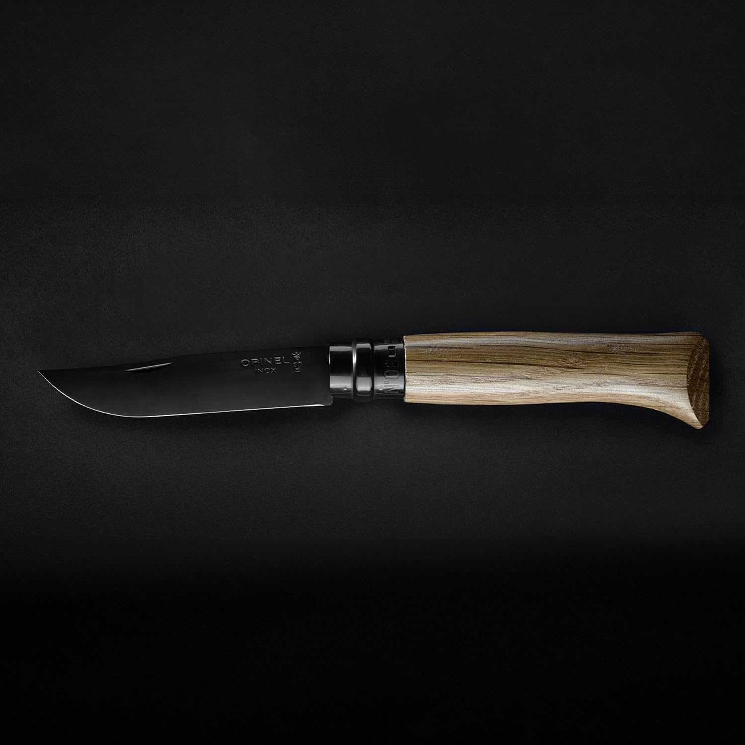 Opinel - N°08 Couteau Pliant - Lame Inox Finition Noire - Manche Chêne - Coupe Parfaite, Entretien Facile - Bague de Sécurité Virobloc - Fabrication France
