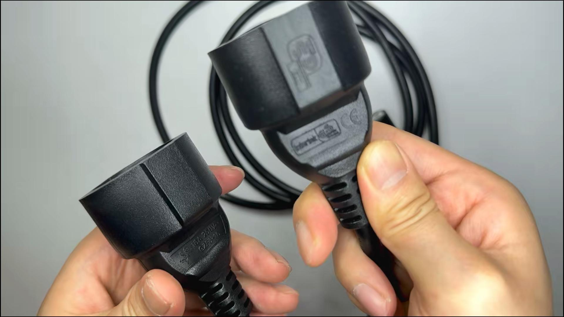 Doppelsteckdosen-Adapter Mit Flexiblem Kabel - 2 Schuko Steckdosen, 250V/16A, 1.5mm² (Schwarz)