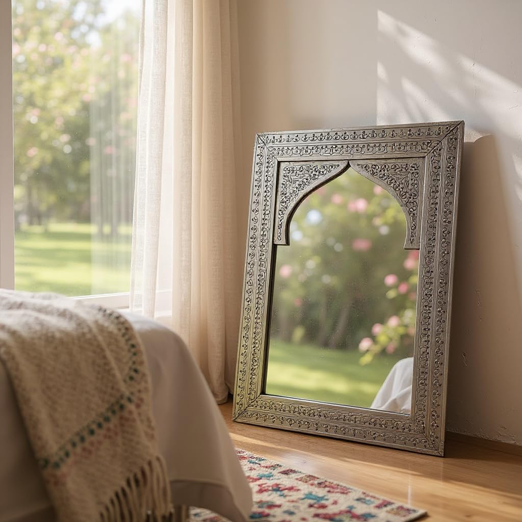 Specchio Marocchino Artigianale in Alpacca, Cornice Decorativa con Motivi Geometrici, Stile Arabo, da Parete o Appoggio, argentato 35xh50 cm