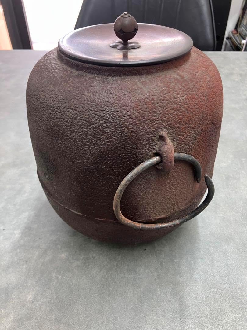 鉄製茶釜と風炉、台座、灰掃除用具と箸付き 練習用に 鉄製茶釜