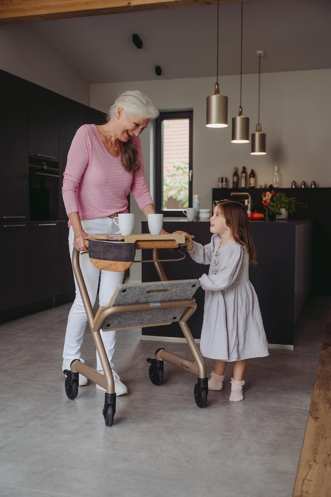 Saljol Wohnraumrollator in Vollausstattung, Helfer für den Wohnbereich mit Tablett und Sitz, Indoor Rollator, wendig, stabil, mobiler Handlauf, Sitzhöhe 56 cm, Velvet Grey (Anthrazit)