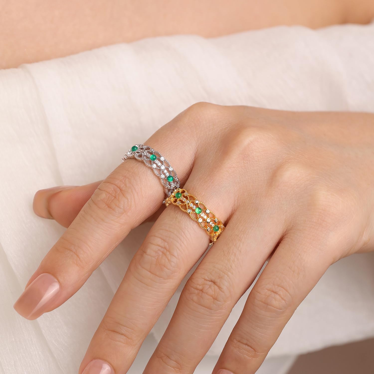 Meissa Bague Émeraude Plaquée Or pour Femmes Bague Vintage Ajourée Ajustable Anneau Pierre Verte Bijou Élégant Statement Cadeau