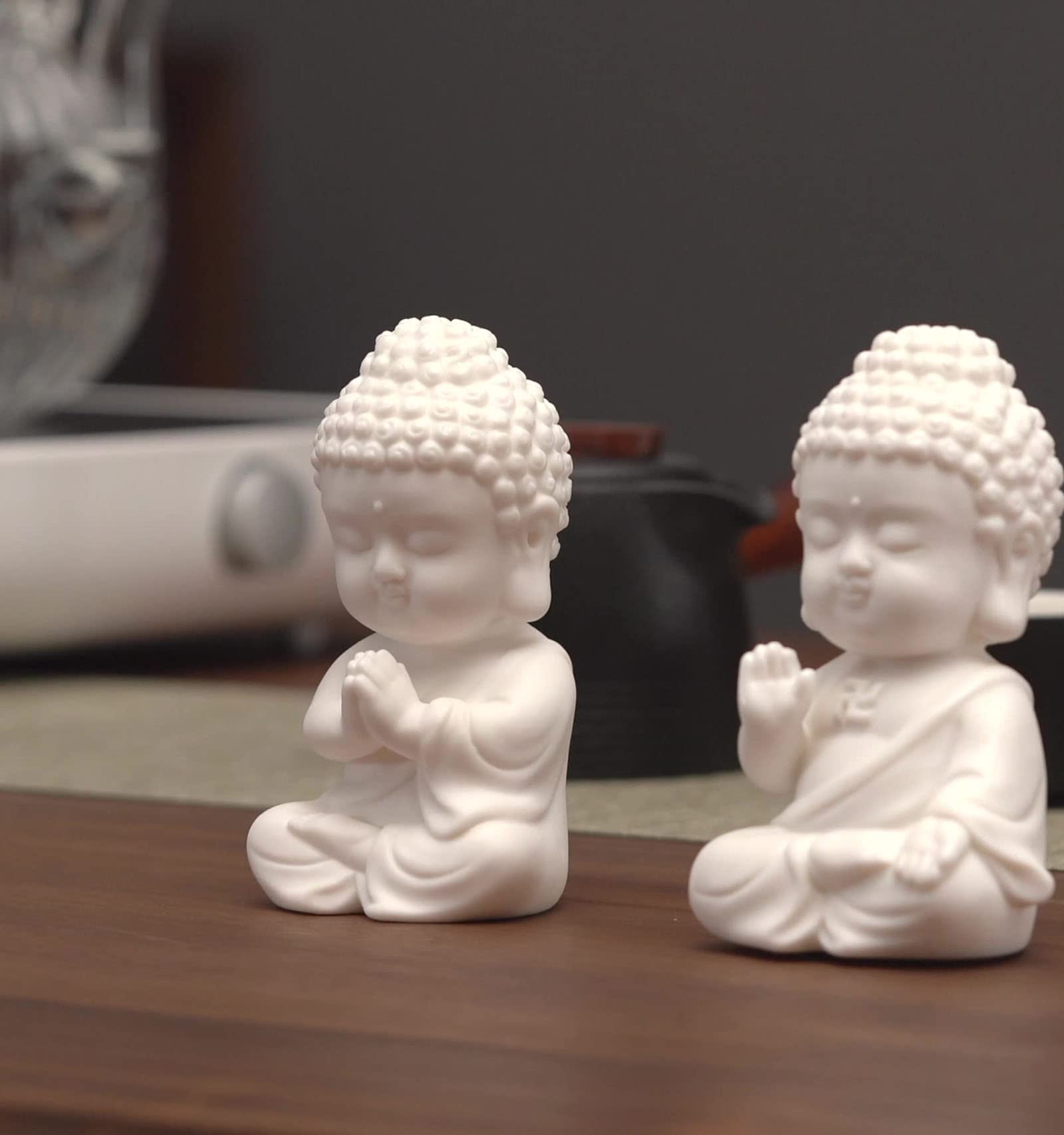 Estatua blanca de Buda pequeño – Bonita escultura zen de cerámica Tathagata para decoración del hogar, decoración de mesa, regalo rico de la suerte, manualidades significativas, figura de meditación