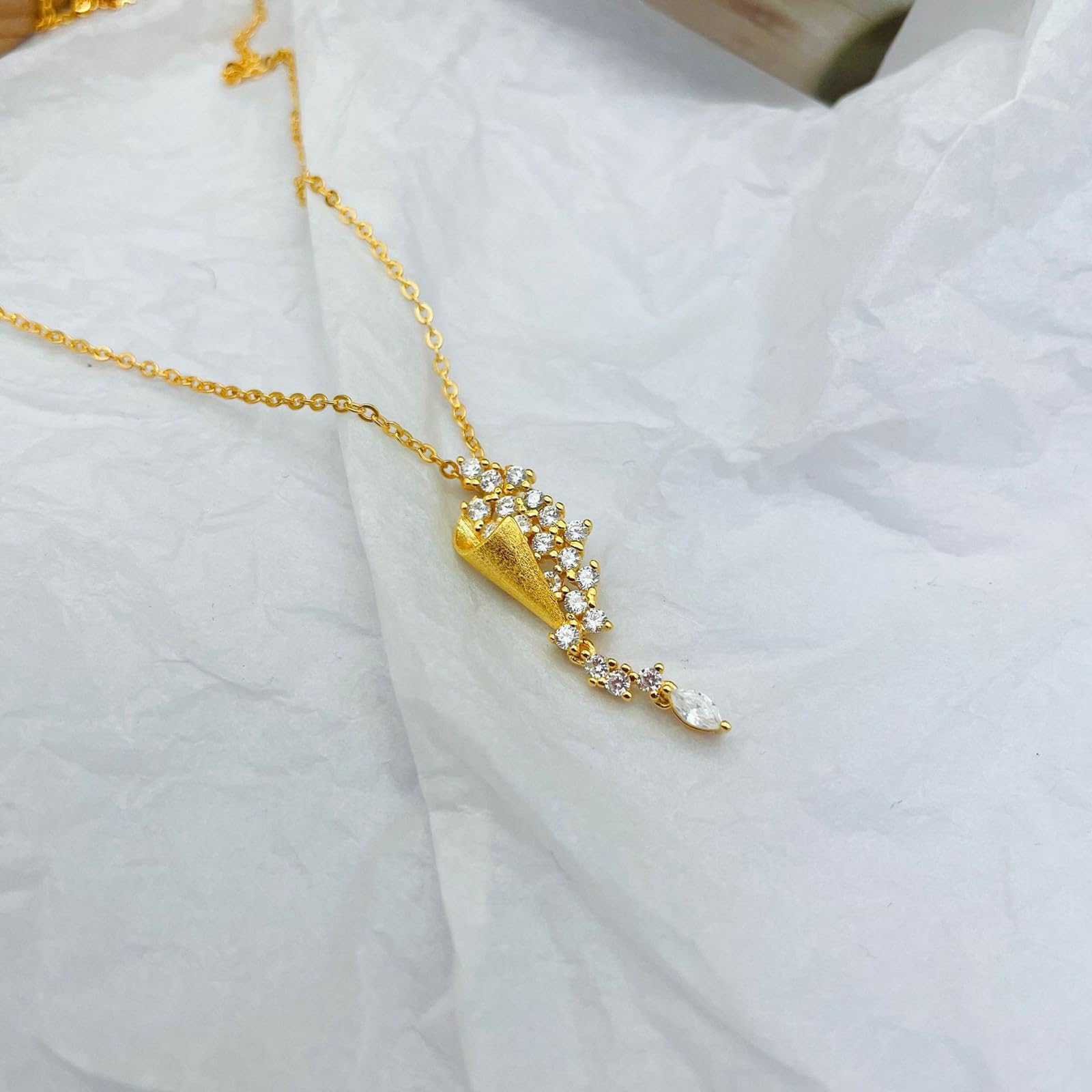 Bella collana con ciondolo a forma di imbuto intricata e accento creativo regalo alla moda per collana di compleanno a forma di stella