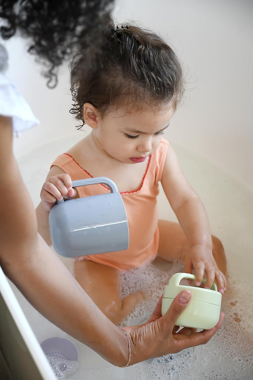 BÉABA, Enjuague Cabeza Bebé, Rociador Baño/Ducha, Juegos de Baño, 2 en 1, Enjuague Cabello y Juegos de Agua de Baño, 2 Tipos de Lluvia, Tapa Extraíble, Silicona, Guijarro