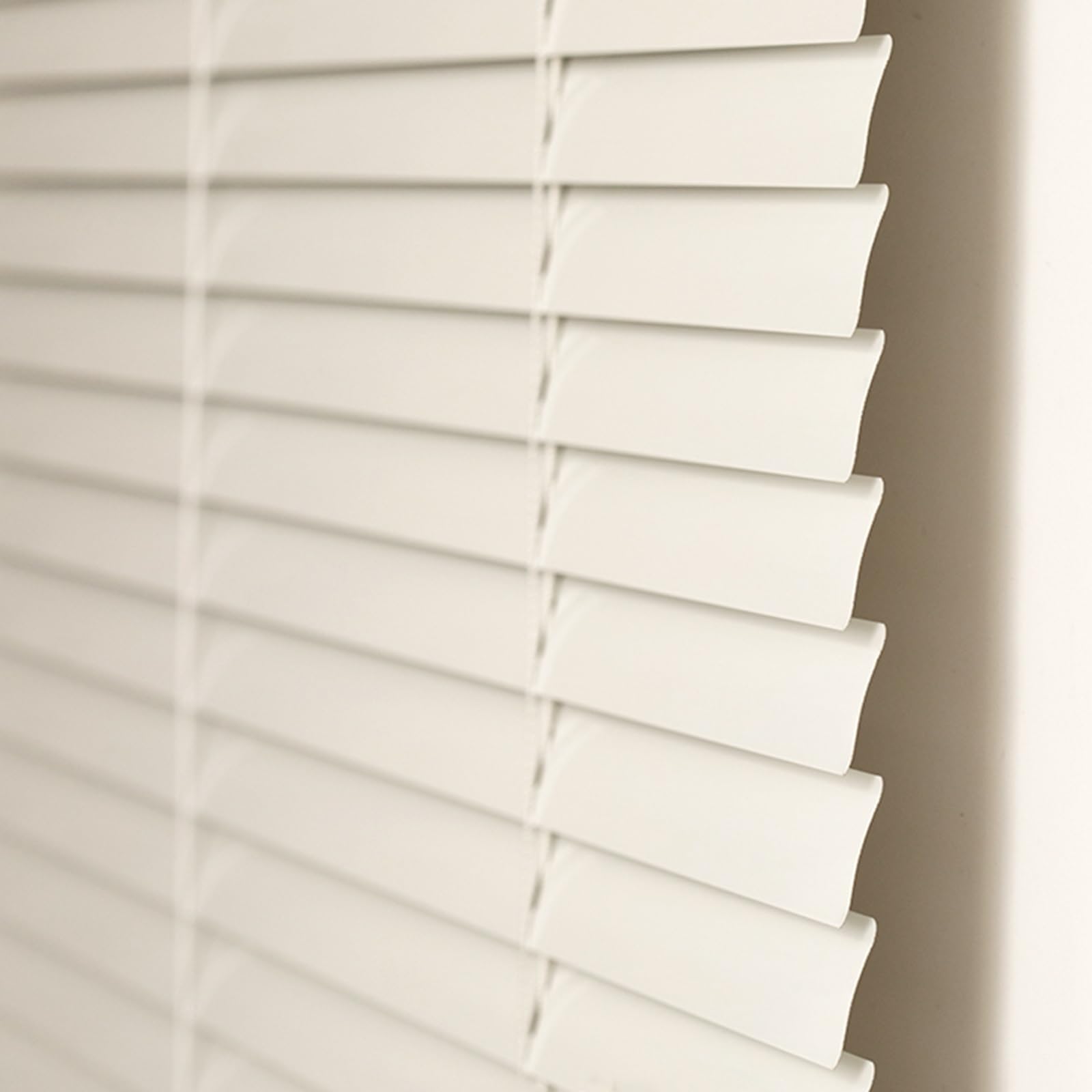 Persianas venecianas de aluminio para oscurecer estancias con montaje interior o exterior
