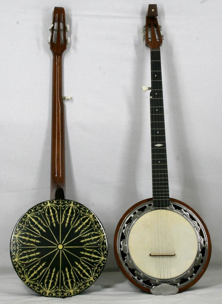 Banjo a 5 corde "Finger-style" doppia cassa, corpo impiallacciato in ebano con ricco intarsio e doppio perfilo in celluloide madreperlata lavorata manualmente con seghetto al traforo, manico a riccio, di liuteria