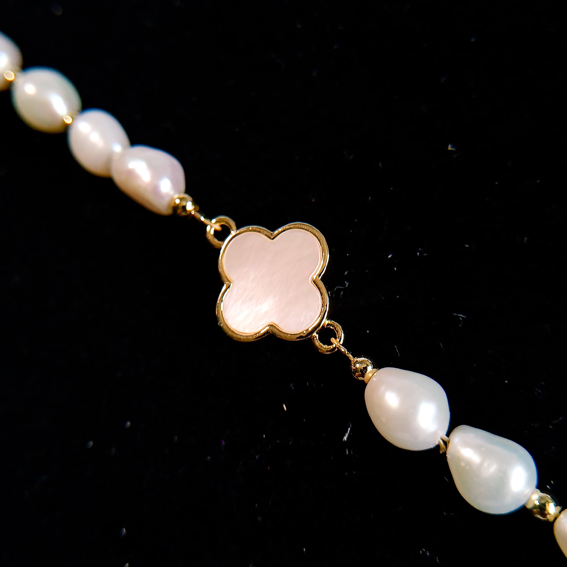 Bracelet Perles d'Eau Douce avec Pendentif en Nacre Trèfle à Quatre Feuilles - Cadeau de prestige - Bijoux Femme Tendance