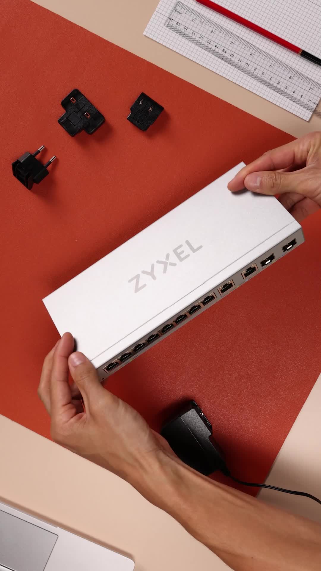 Zyxel Switch Ethernet 12 Porte | Managed en Web Multi-Gigabit Hub di Rete | 2x 2.5 Gigabit | 2x 10Gb SFP+ | Montaggio su Desktop o Parete [XGS1210-12
