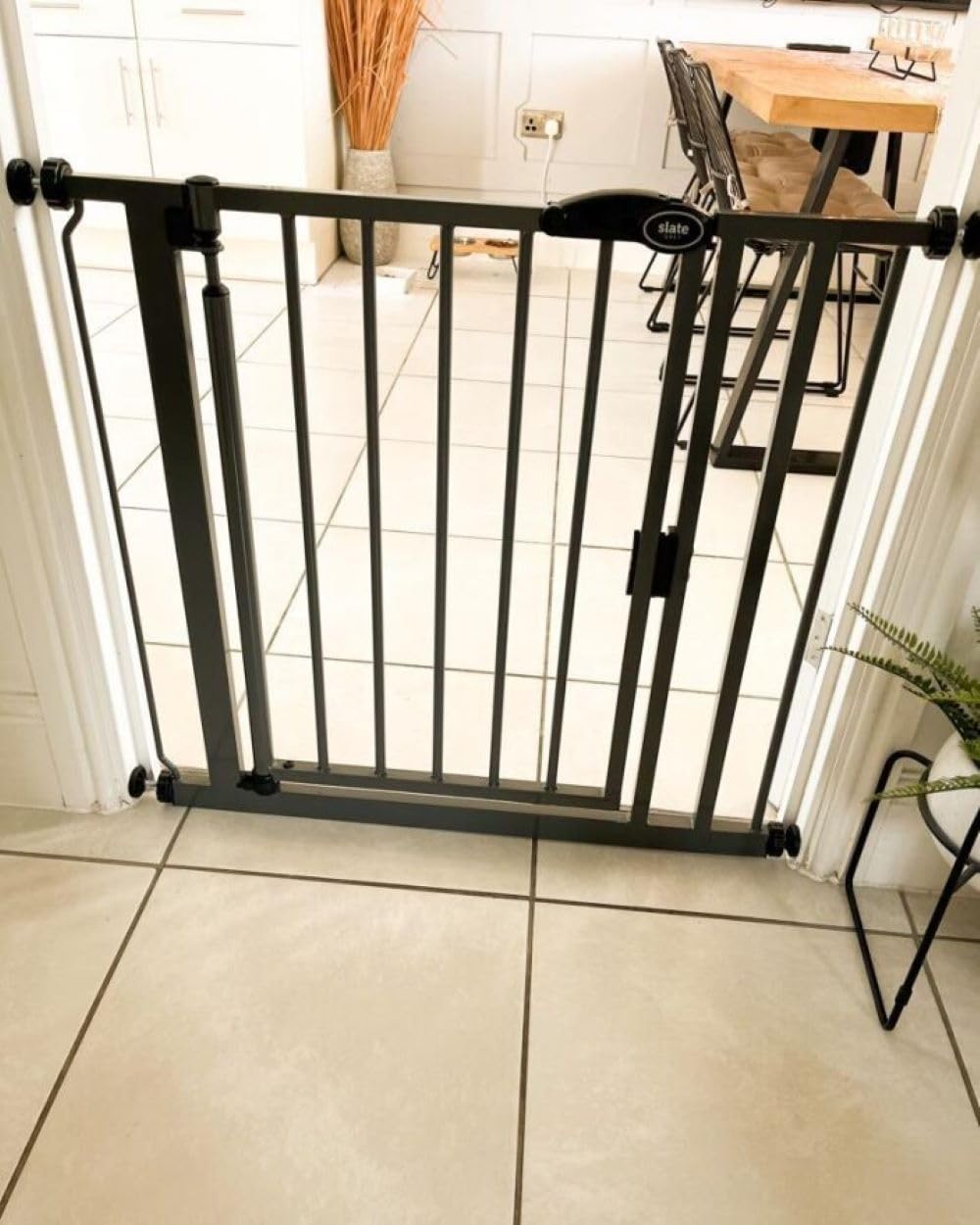 Bettacare Barrière de Sécurité à Fermeture Automatique, Barrière de Sécurité à Pression pour Bébé, Sécurité pour Portes et Couloirs, Étroit, 68,5cm - 75cm, Couleur Gris Ardoise