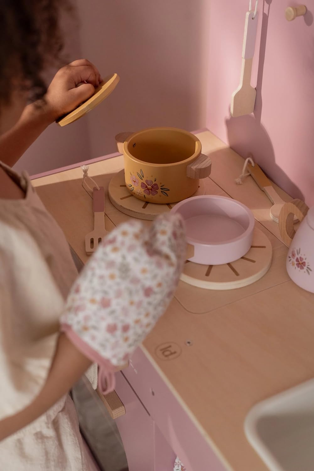 Little Dutch Kinderküche Spielküche aus Holz inkl. Töpfe, Geschirr und Küchenutensilien - rosa