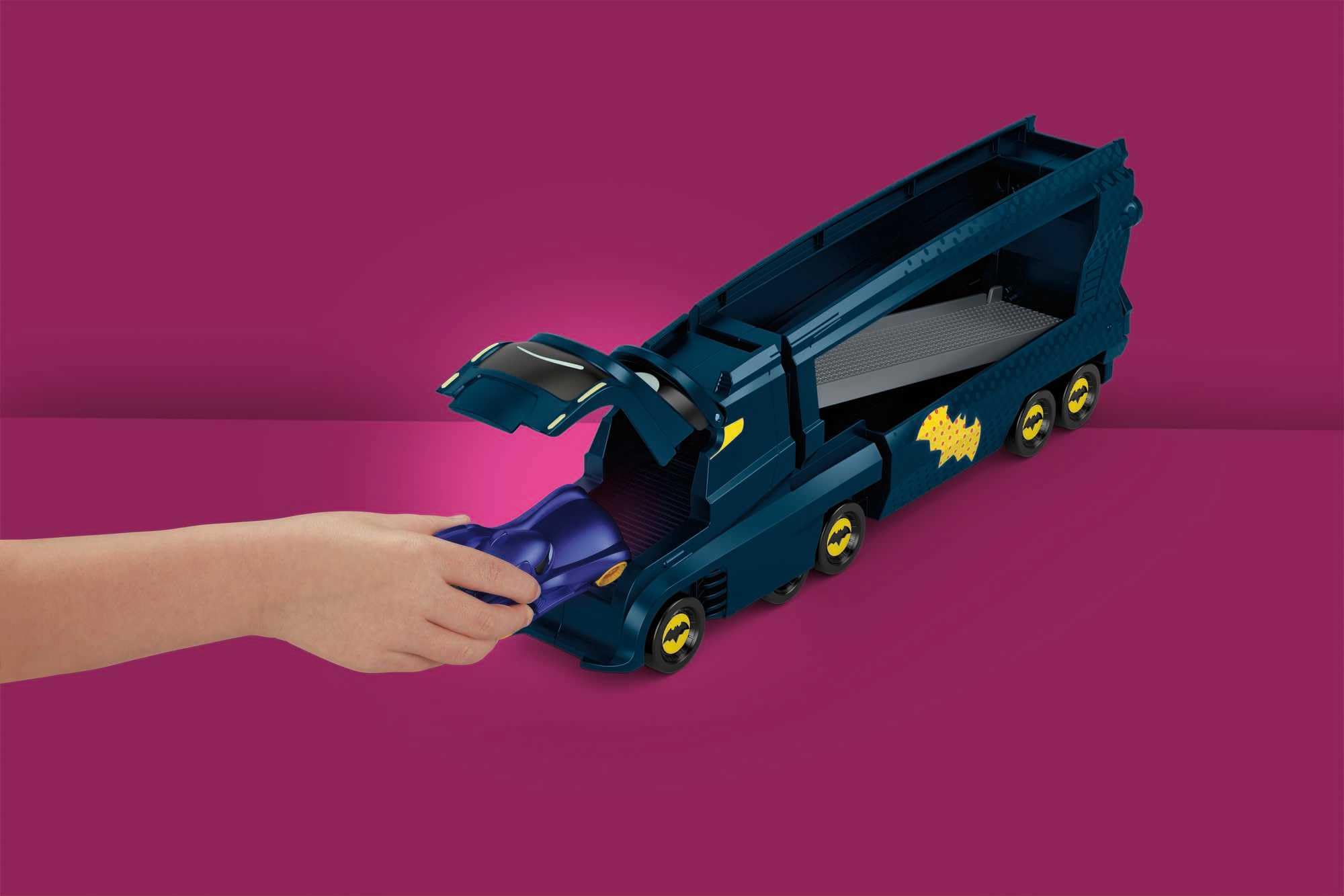Fisher-Price DC Batwheels - Bat-Autotreno, playset Autotreno con rampa e veicolo Bam Batmobile in scala 1:55 incluso, può contenere 7 macchinine die-cast, giocattolo per bambini, 3+ anni, HMX07