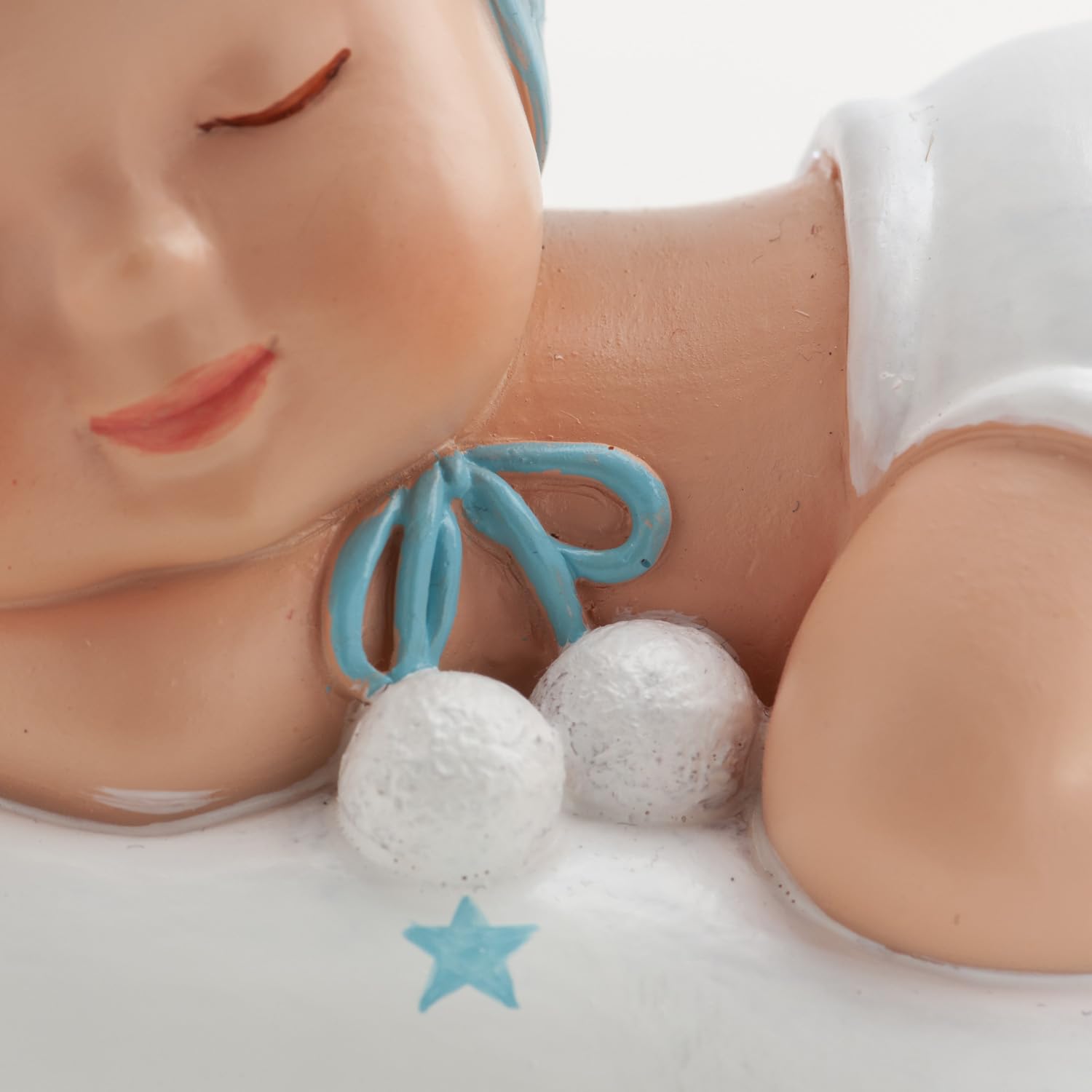 dekora- Figura de Decoracion Bautizo Niño, Bebé dormido, 10 cm, Elaborada en Resina, Adorno para Tartas de Bautizo y Baby Shower Diseño Original y Detallado Apto para Contacto Alimentario — view 5