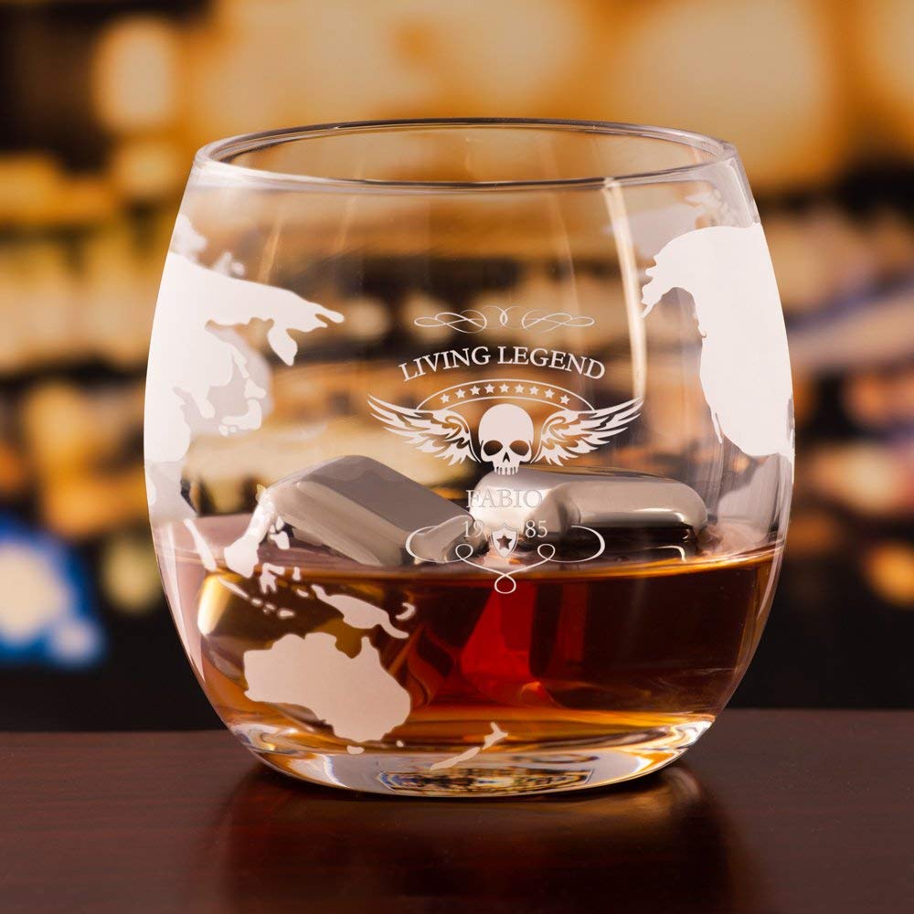 Maverton Decanter per Whisky in vetro - incisione personalizzata - Caraffa a forma di mappamondo da 850 ml + 4 Set bicchieri whisky - idea regalo per l’uomo - whiskey