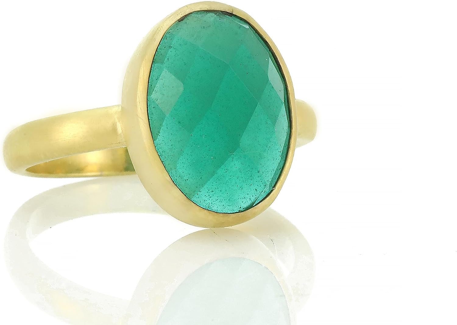 Elegant Oval Cut Green Onyx Gold Ring - Bezel Set Stackable Design - Unique Gemstone Jewelry for Women - Stunning Gold Statement Ring - Ideal Fashion Accessory
